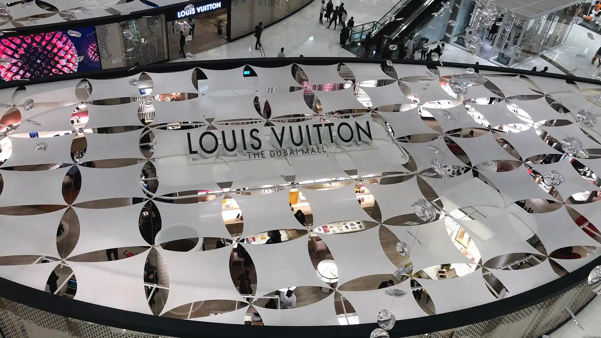 Vista interior de la pop-up de Louis Vuitton en el centro comercial Dubai Mall, con contenido LED sincronizado y narración inmersiva de la marca.