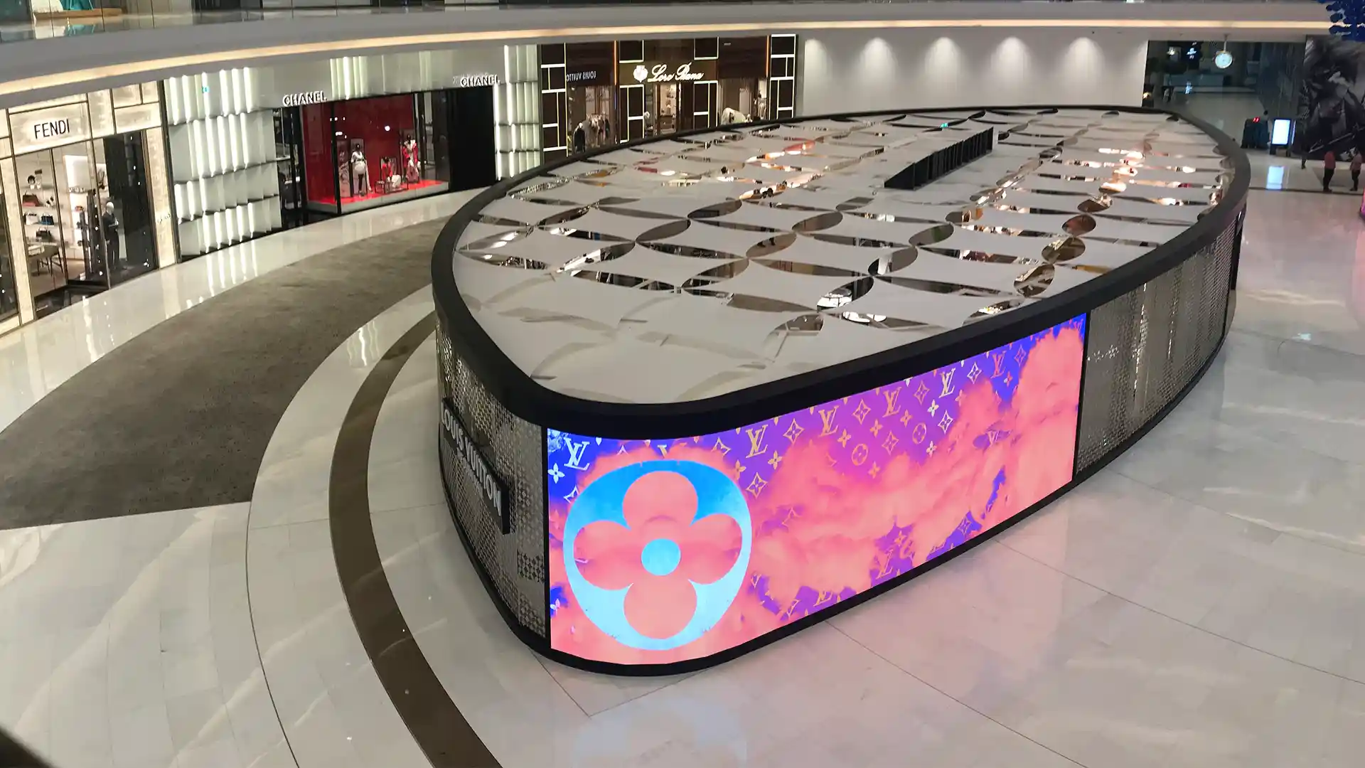Pantalla LED inmersiva que muestra imágenes de la colección masculina en el centro comercial Louis Vuitton Dubai Mall.