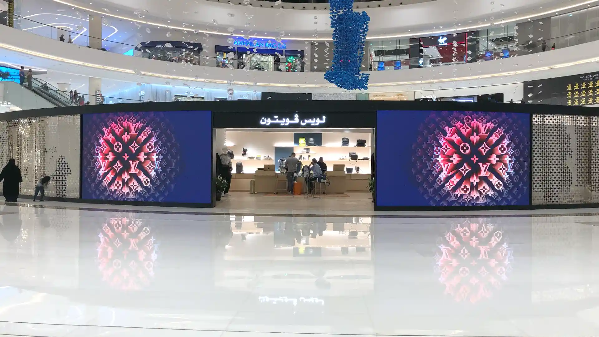 Instalación de pantalla LED para destacar la colección femenina de Louis Vuitton en el centro comercial Dubai Mall.