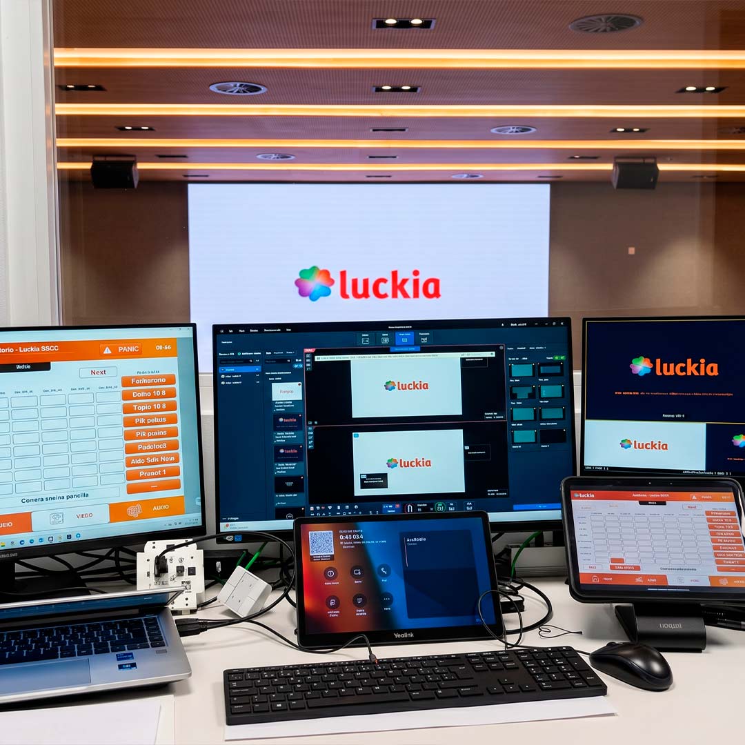 Audiovisuelle Steuerungsraum des Luckia-Auditoriums, mehrere Monitore und Steuerungssoftware installiert von TRISON in A Coruña