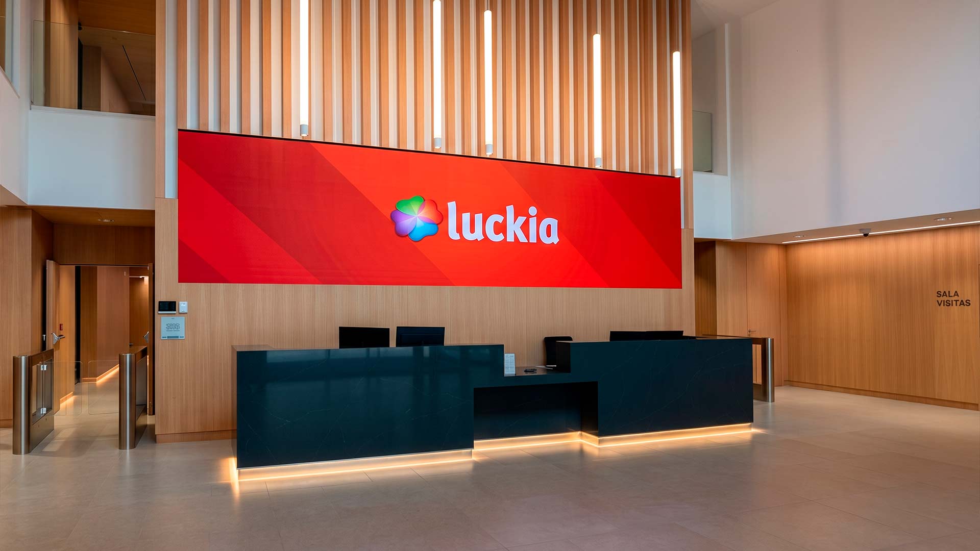 Audiovisuelle Integration im Empfangsbereich der Luckia-Zentrale, 12-Quadratmeter-LED-Display installiert von TRISON in A Coruña