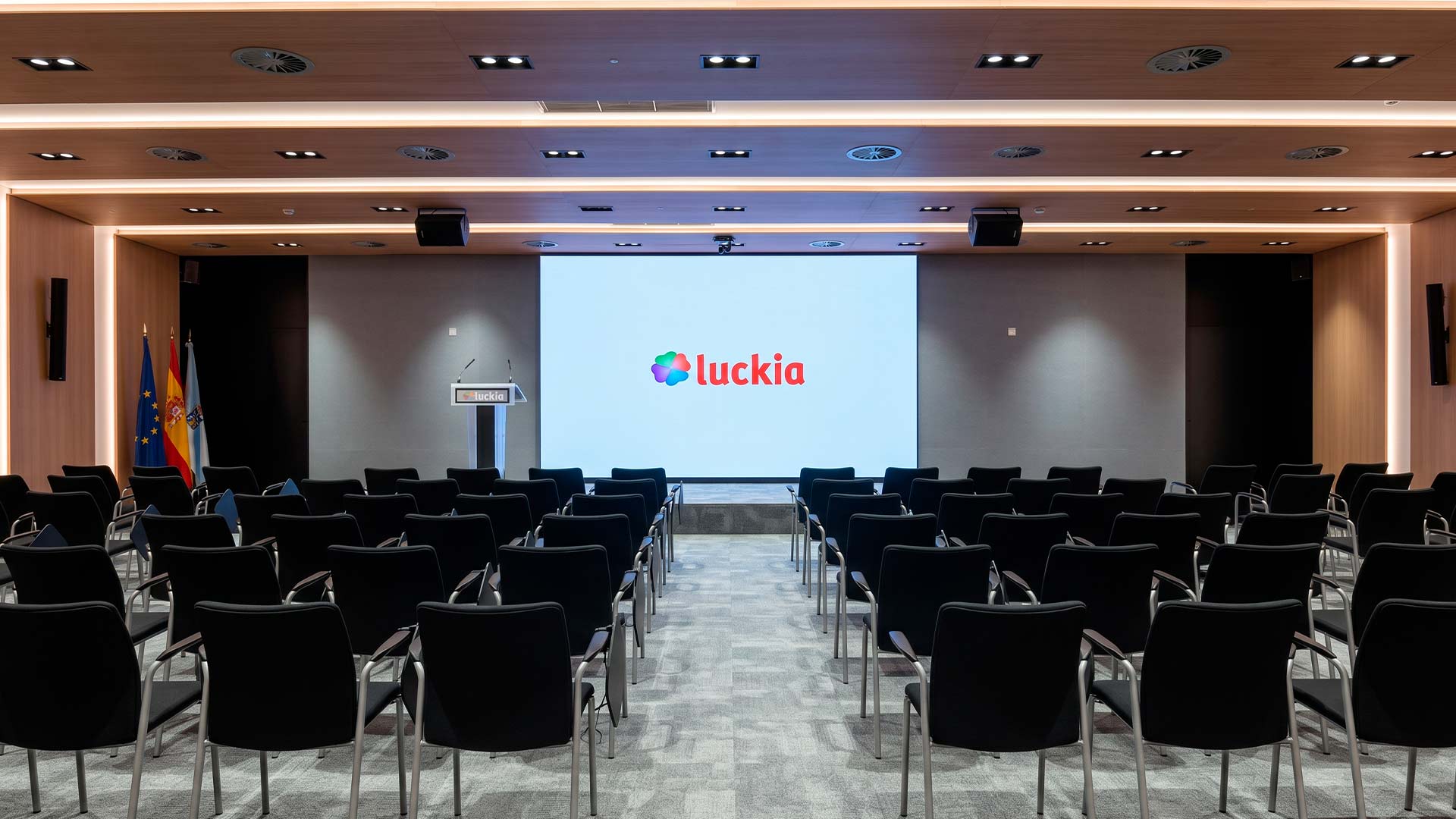 Audiovisuelle Integration im Luckia-Auditorium, 4K-LED-Bildschirm und professionelles Soundsystem installiert von TRISON in A Coruña