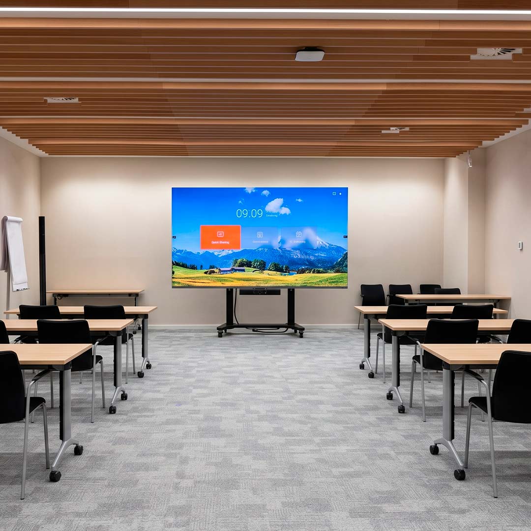 Schulungsraum mit zertifizierter Videokonferenz und drahtloser Präsentation in der Luckia-Zentrale in A Coruña