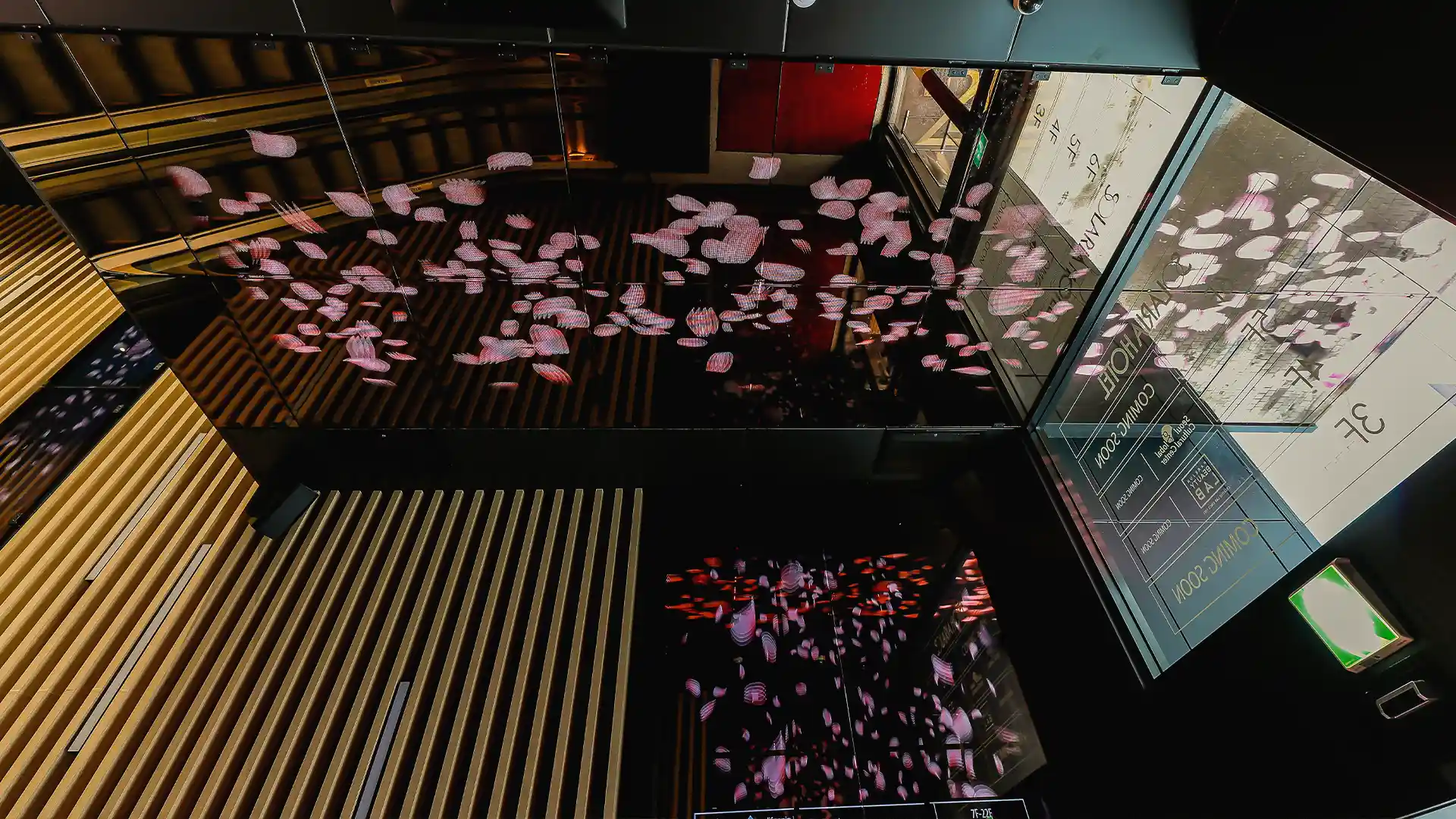 Immersive LED-Installation im M Plaza, die den Eingang in ein modernes digitales Wahrzeichen verwandelt.