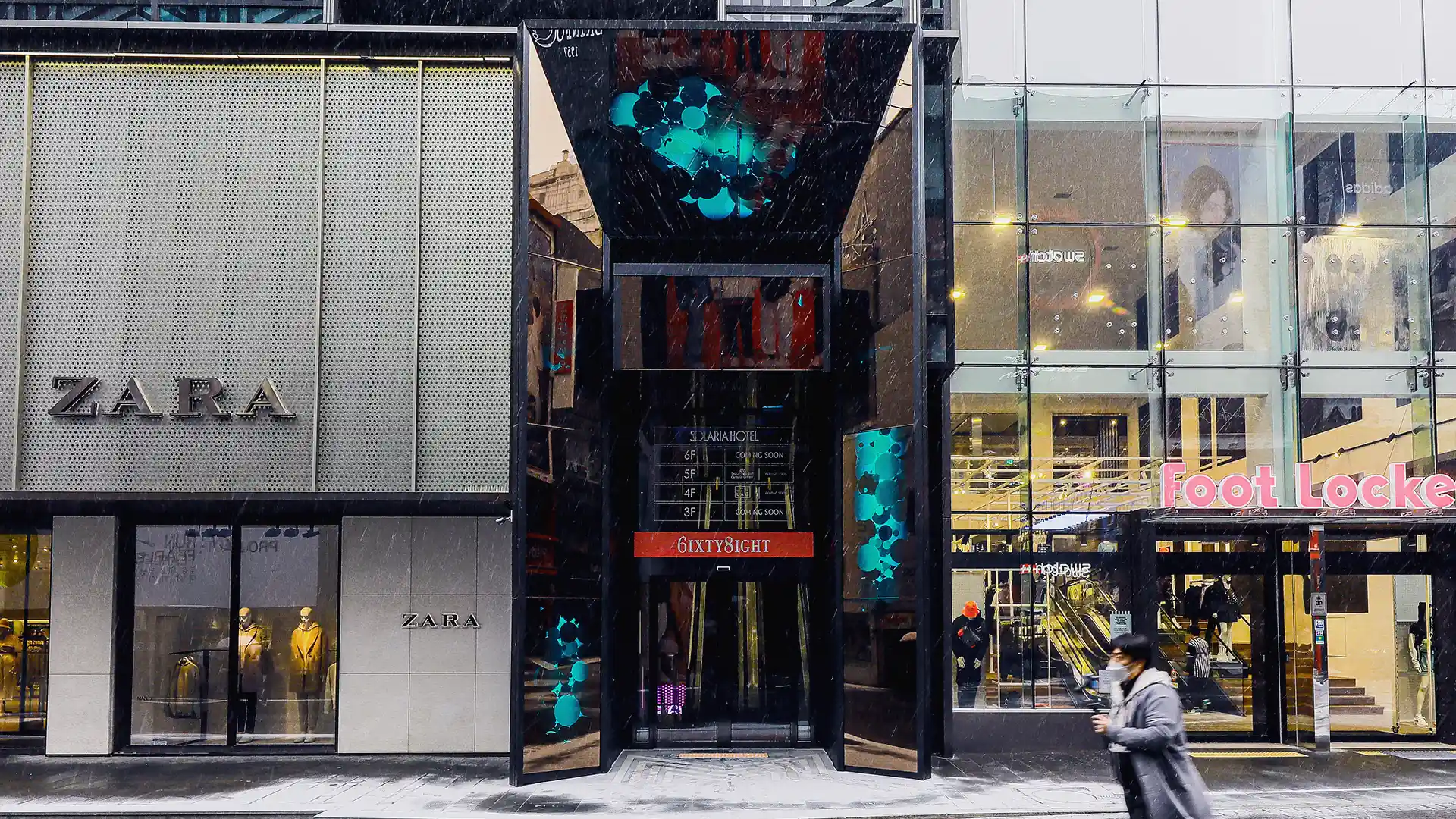 Immersive LED-Installation im M Plaza, die den Eingang in ein modernes digitales Wahrzeichen verwandelt.