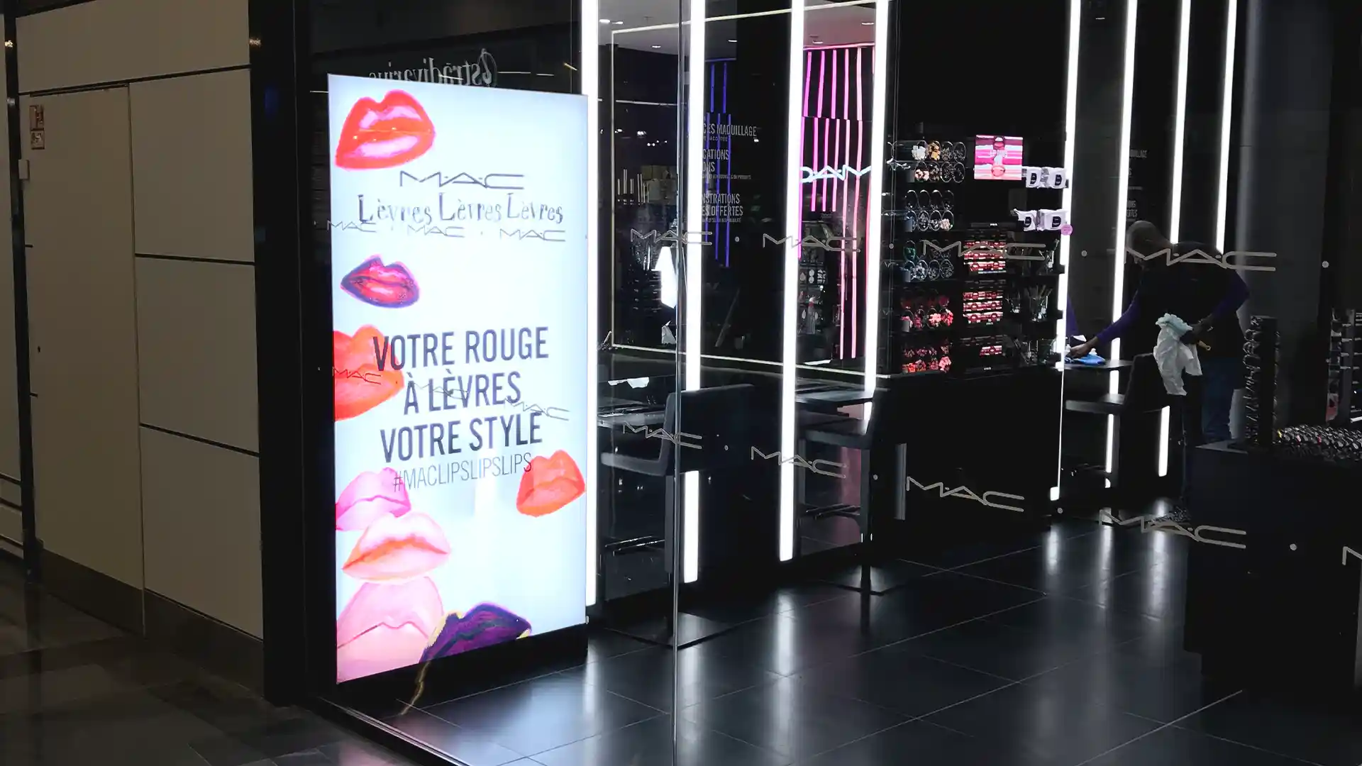 LED-Inneninstallation bei MAC Cosmetics Paris, die das visuelle Storytelling der Marke unterstreicht.