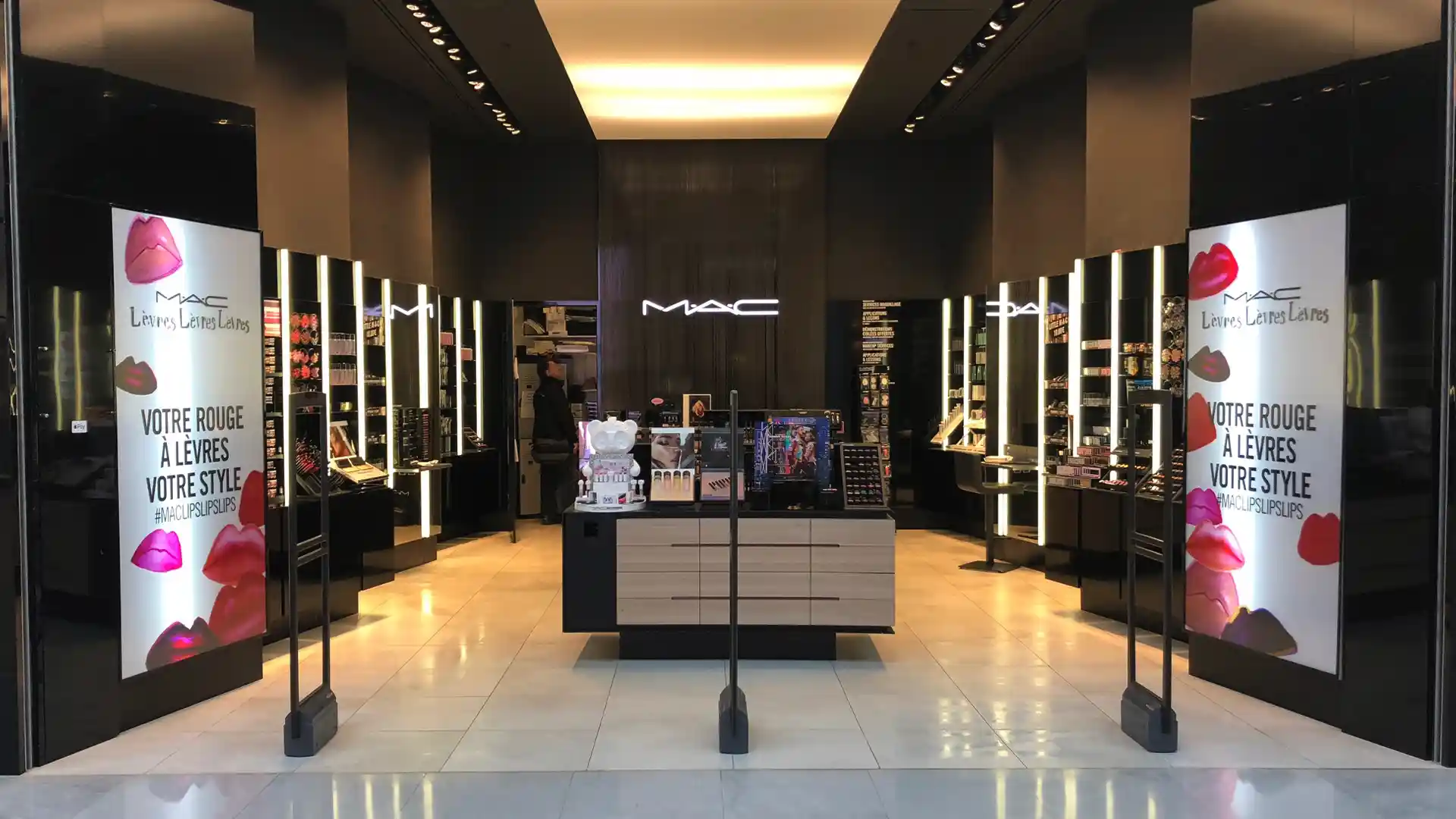 Interaktive Schminkstation für ein persönliches digitales Schönheitserlebnis bei MAC Cosmetics Paris.