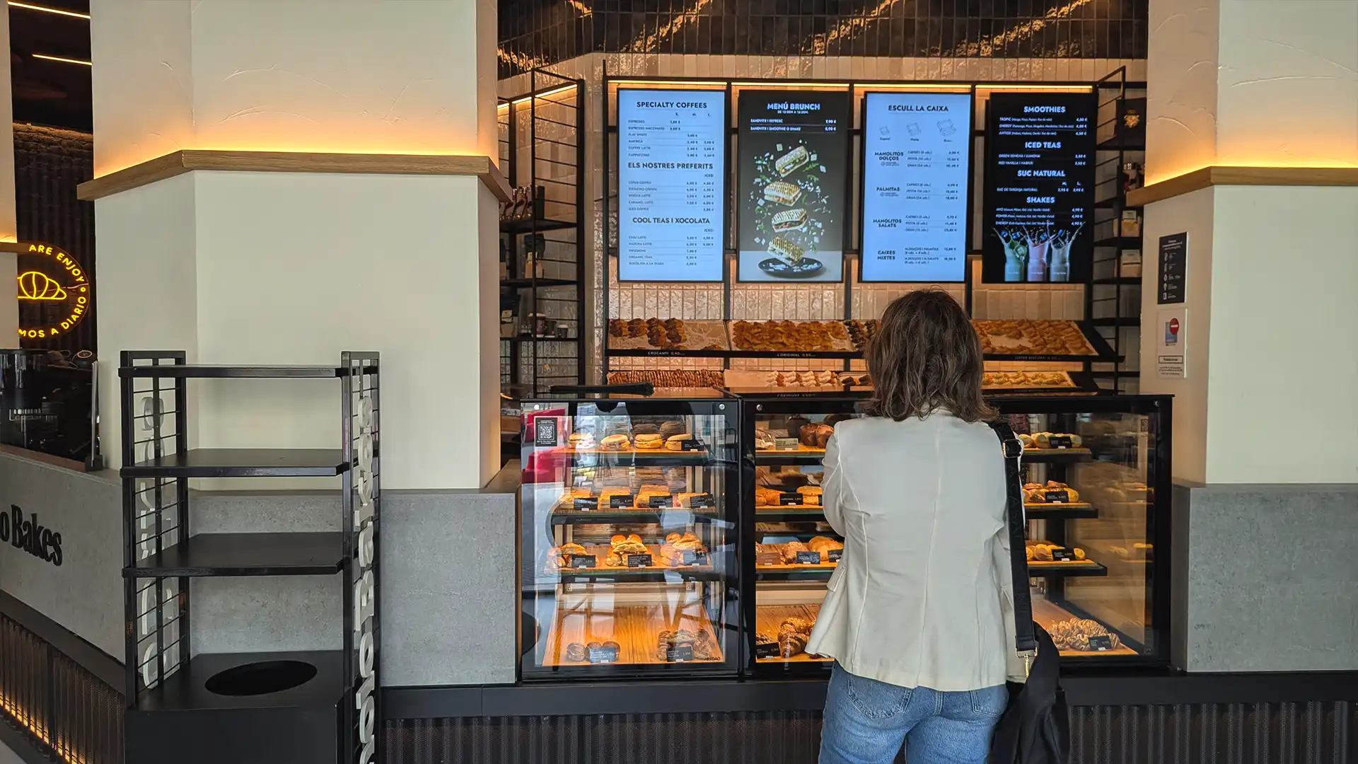 Affichage numérique au magasin Manolo Bakes montrant le contenu promotionnel et les produits intégrés par TRISON.