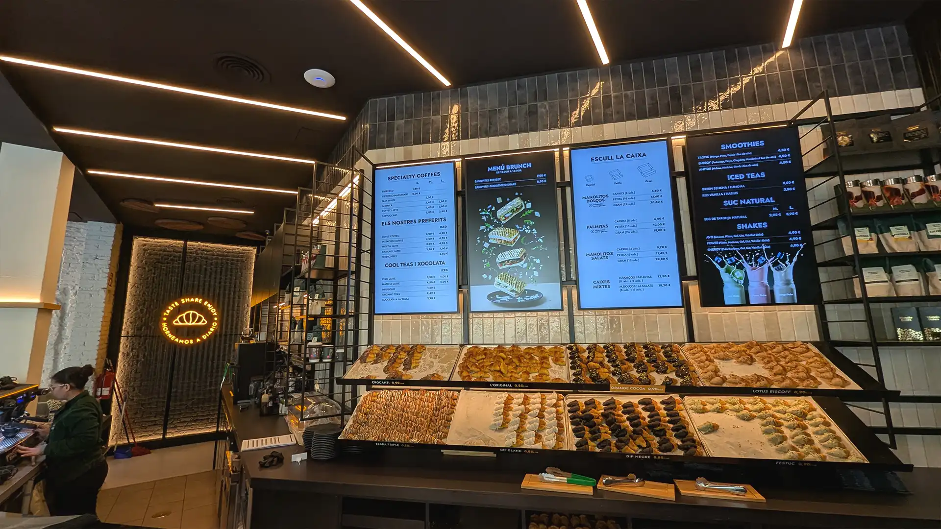 L'intérieur du magasin Manolo Bakes en Espagne est équipé d'écrans d'affichage numérique TRISON pour la communication des produits et la stratégie de marque.