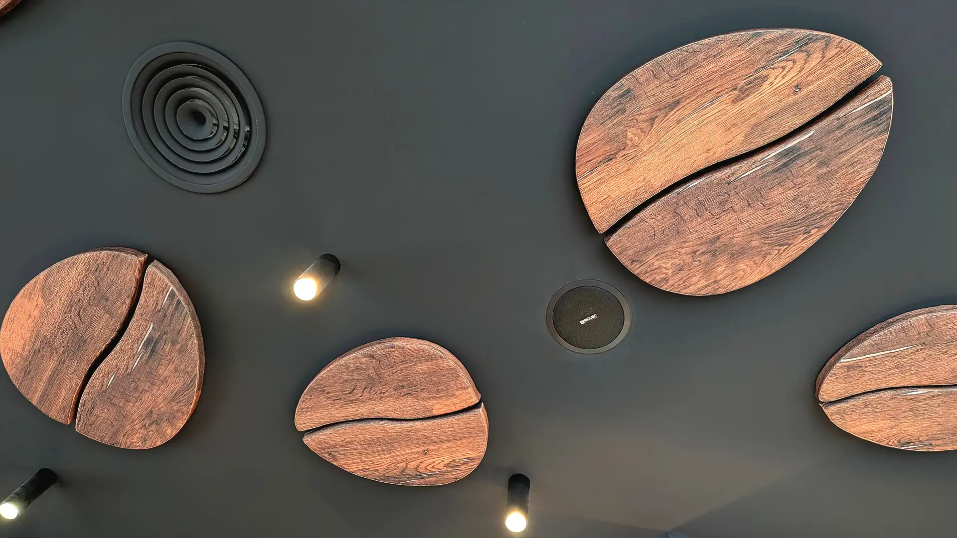 L'intérieur de Manolo Bakes est équipé d'une signalisation numérique synchronisée pour améliorer la communication avec les clients.