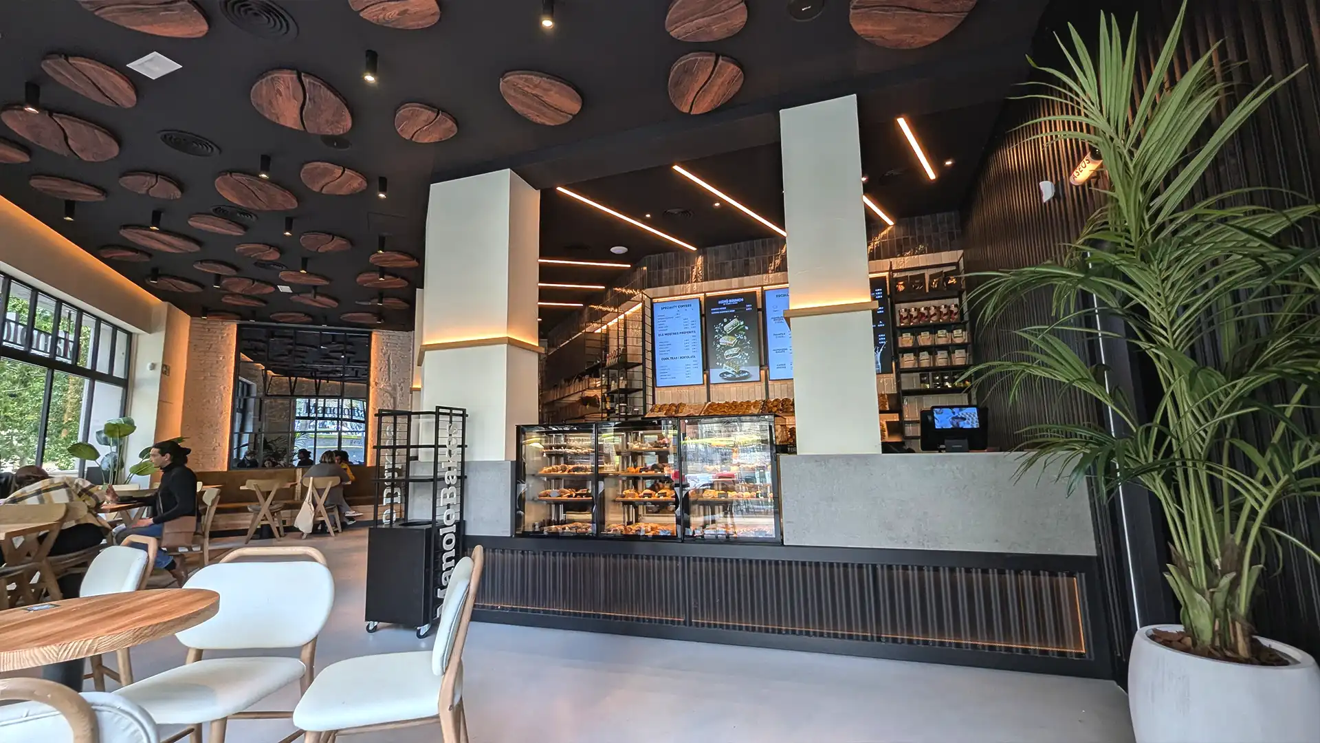 L'écran LED de la vitrine de Manolo Bakes est utilisé pour attirer les clients et présenter le contenu numérique géré par TRISON.