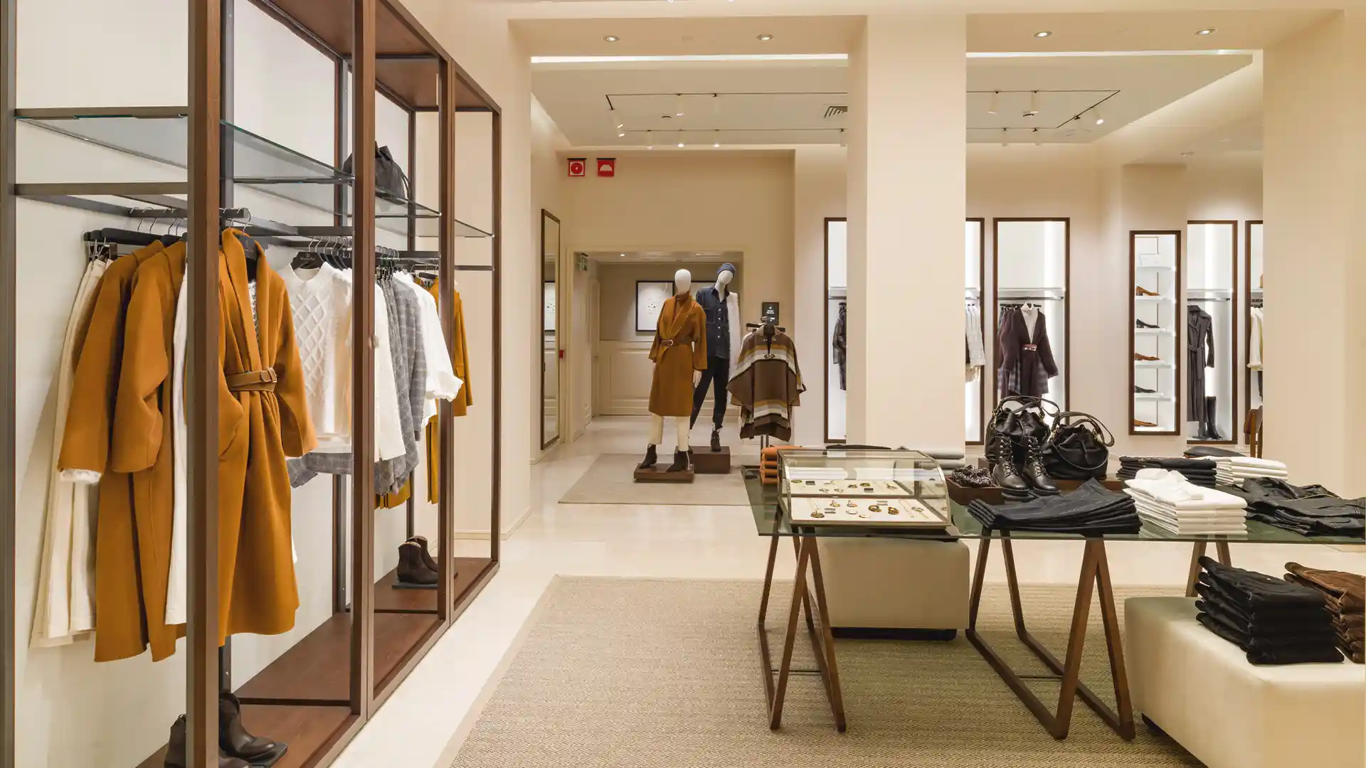L'entrée du magasin Massimo Dutti offre une atmosphère sensorielle haut de gamme en accord avec l'identité de la marque.