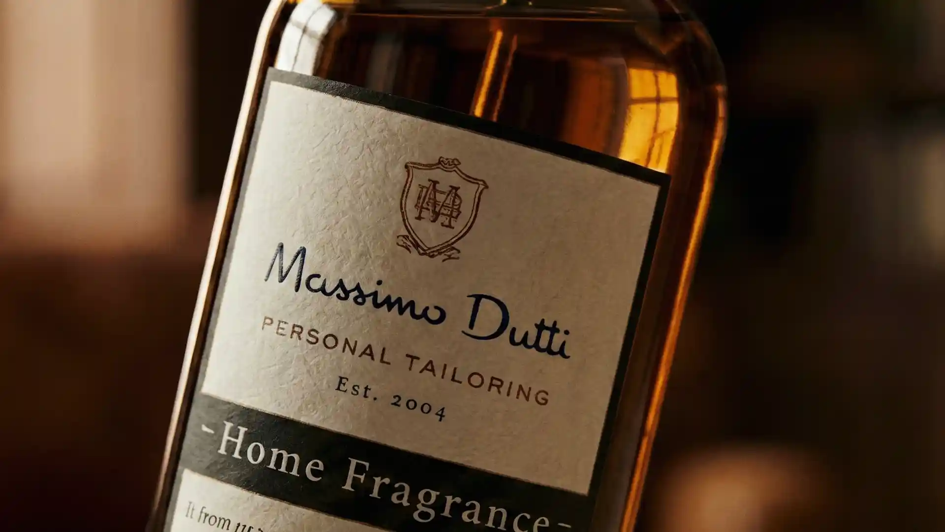 L'ambiance du magasin est rehaussée par l'identité olfactive exclusive de Massimo Dutti.