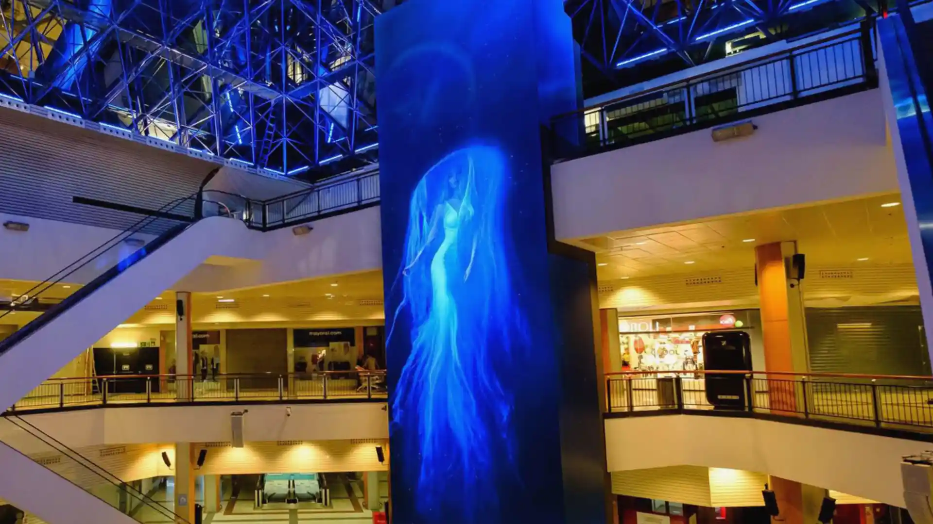 Live-Show mit Robotern und digitalen Performern, integriert in die audiovisuelle Installation im Max Center