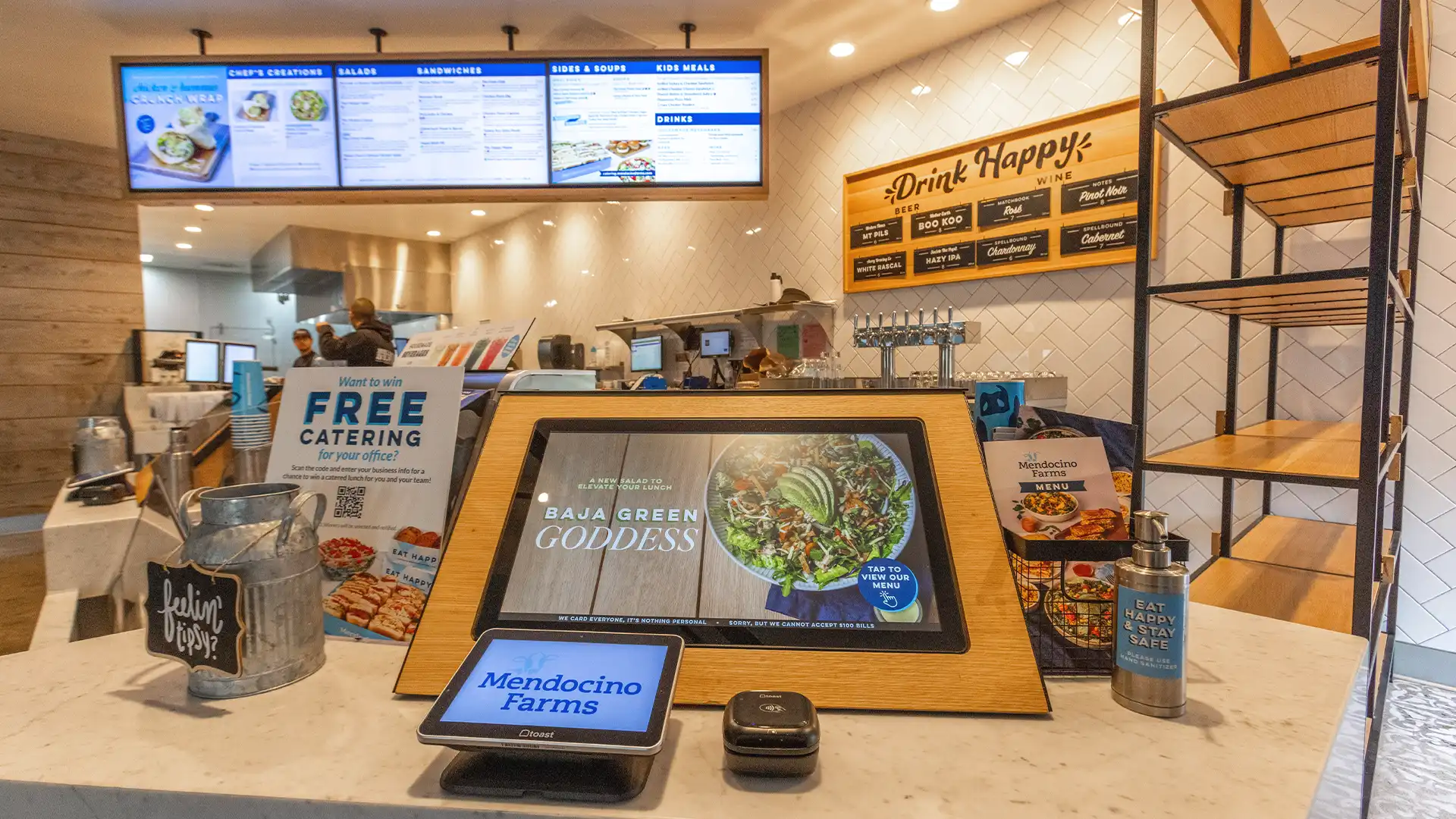 Nahaufnahme der adaptiven digitalen Speisekarte von Mendocino Farms, die saisonale Gerichte und Botschaften zur Nachhaltigkeit hervorhebt.