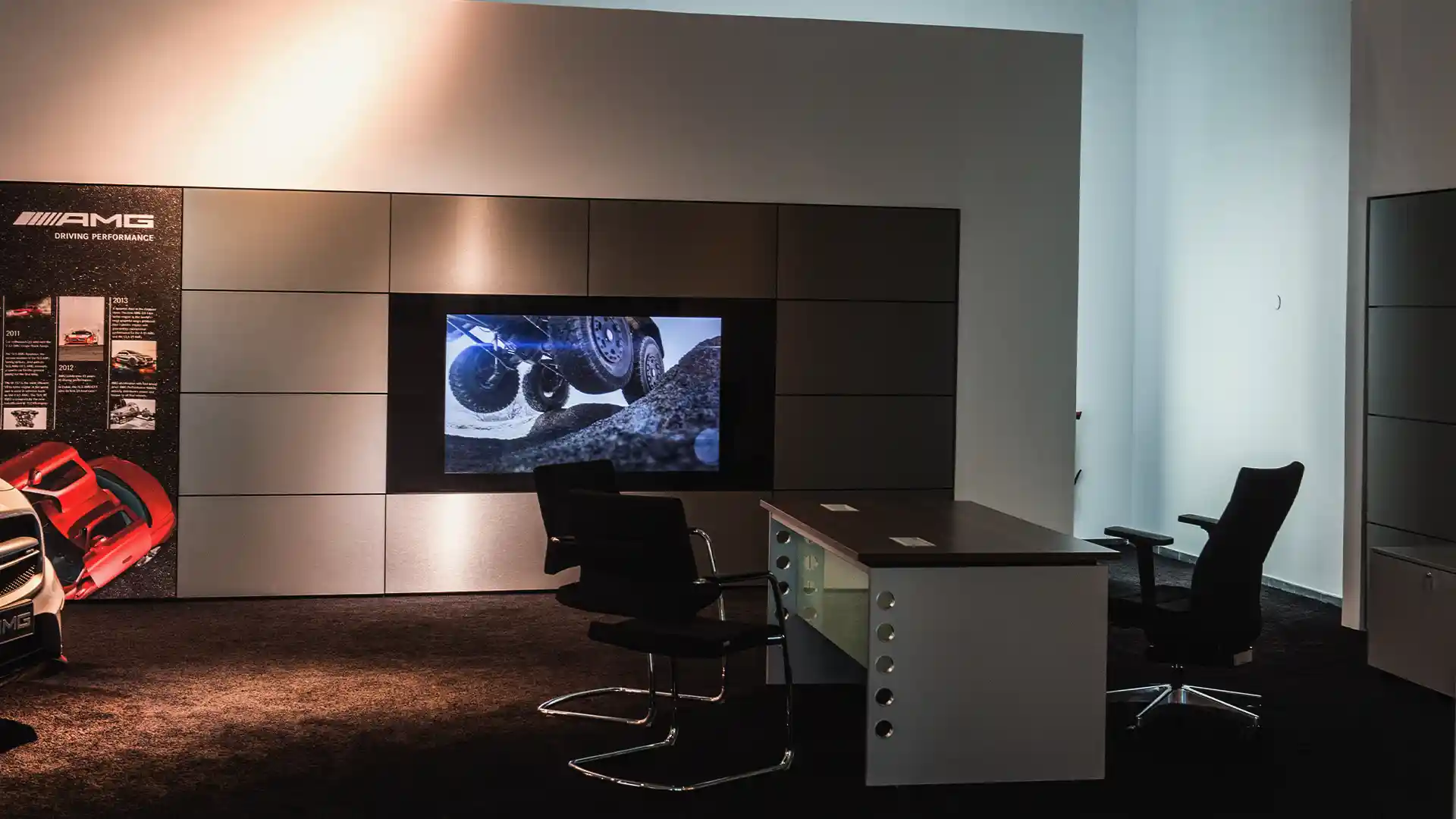 Zone de service après-vente avec affichage numérique permettant d'orienter les clients et de diffuser des messages de service dans une concession Mercedes-Benz.