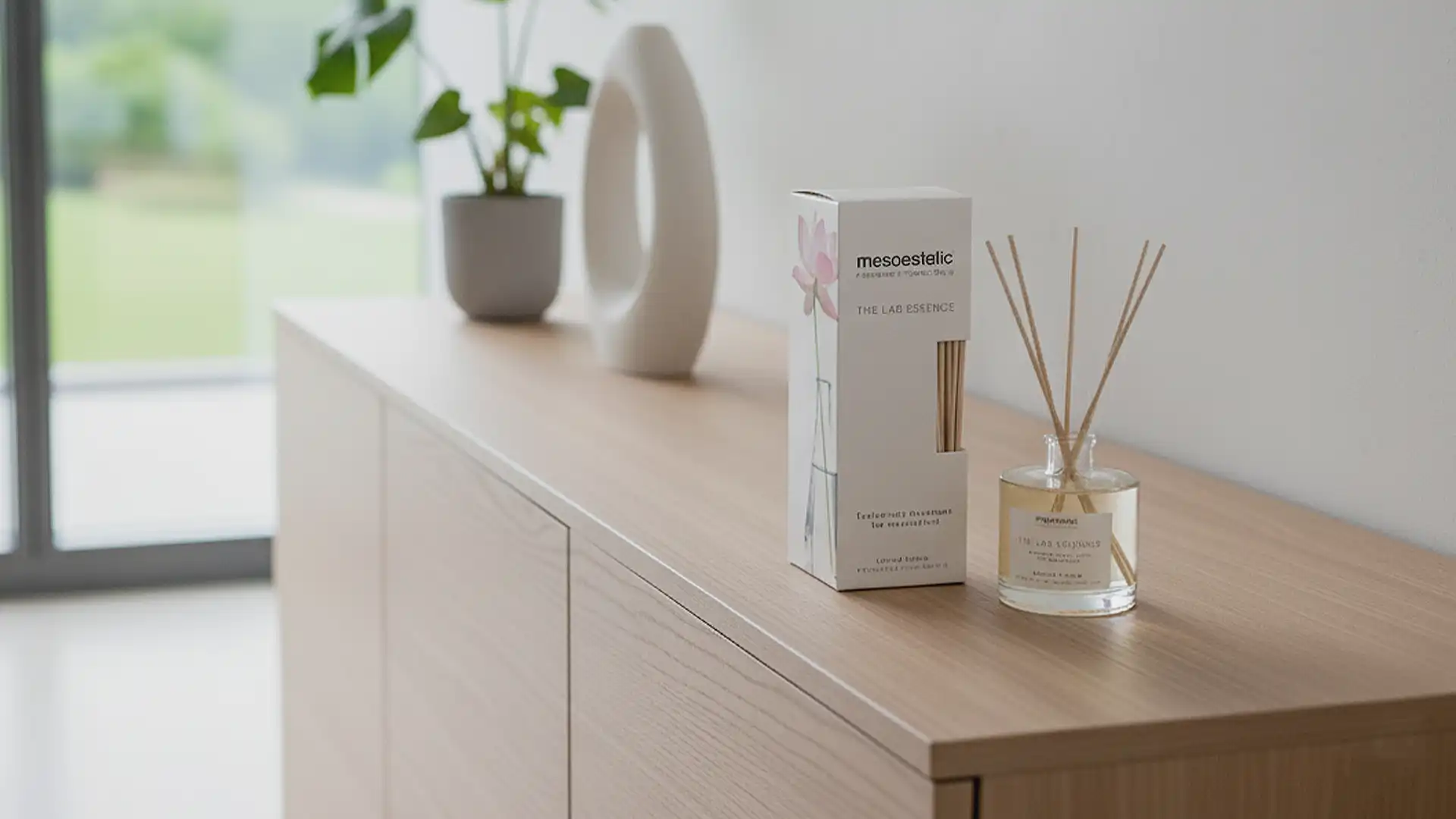 Nahaufnahme des aromatischen Mikado-Diffusors, der die raffinierte und professionelle Identität von Mesoestetic widerspiegelt.