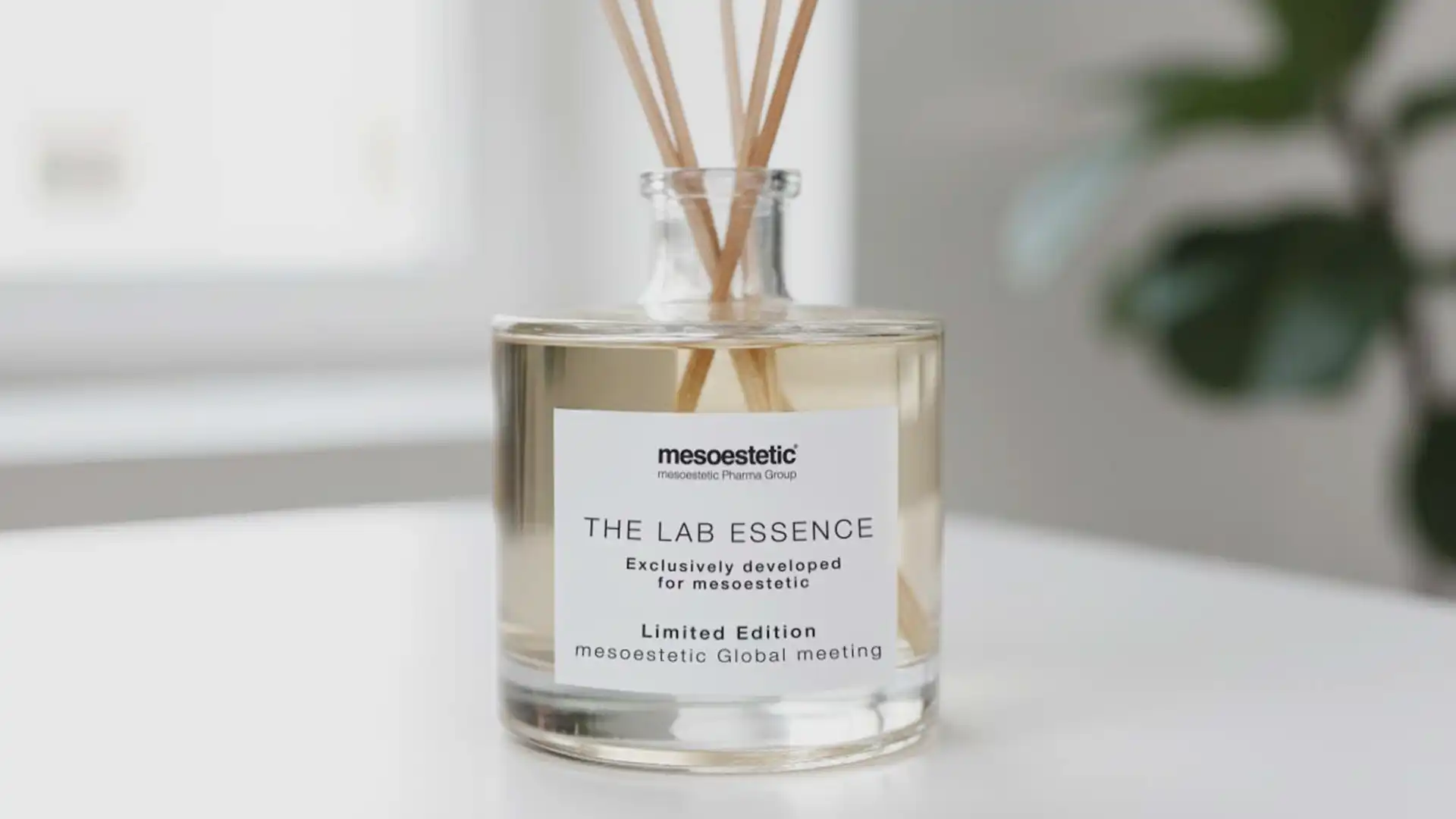 Minimalistische Flasche von Mesoestetic's corporate mikado, entworfen von TRISON, inspiriert vom Labordesign.