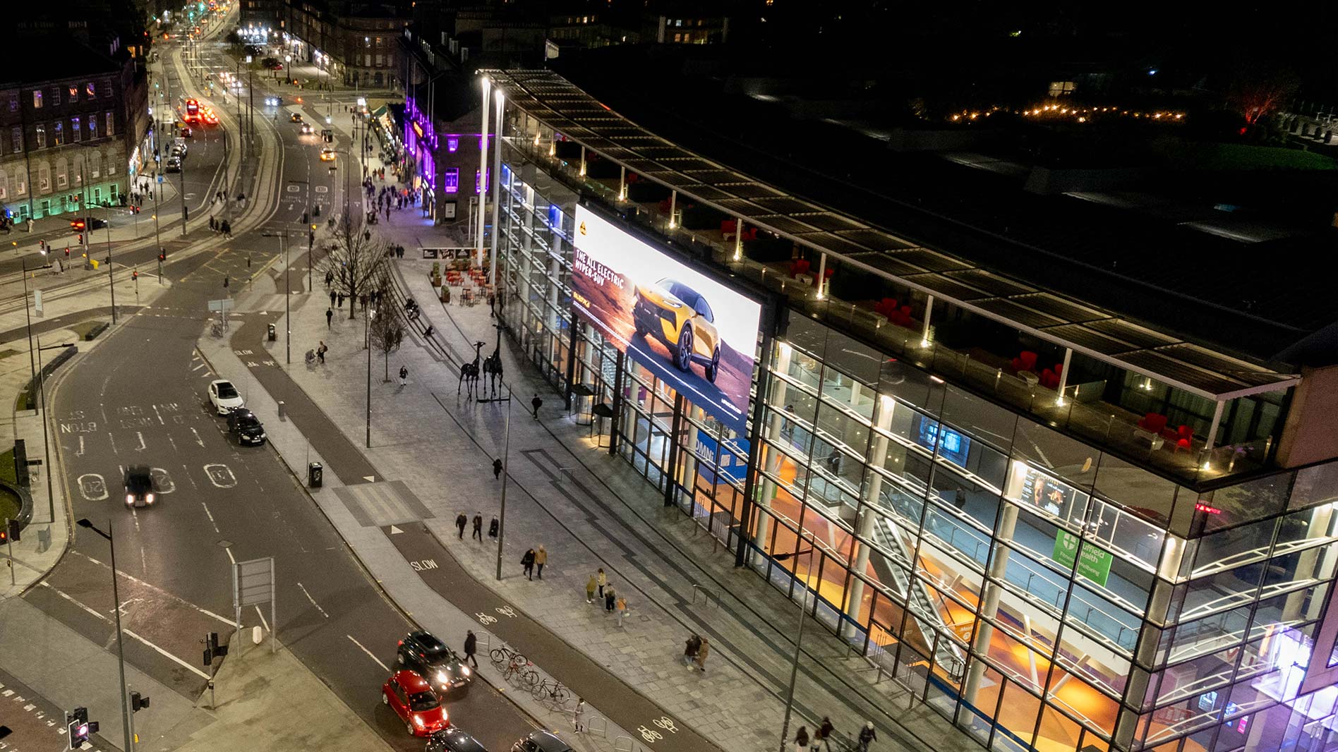 Vista trasera de la estructura de módulos LED transparentes instalada en la fachada de vidrio del Omni Centre de Edimburgo