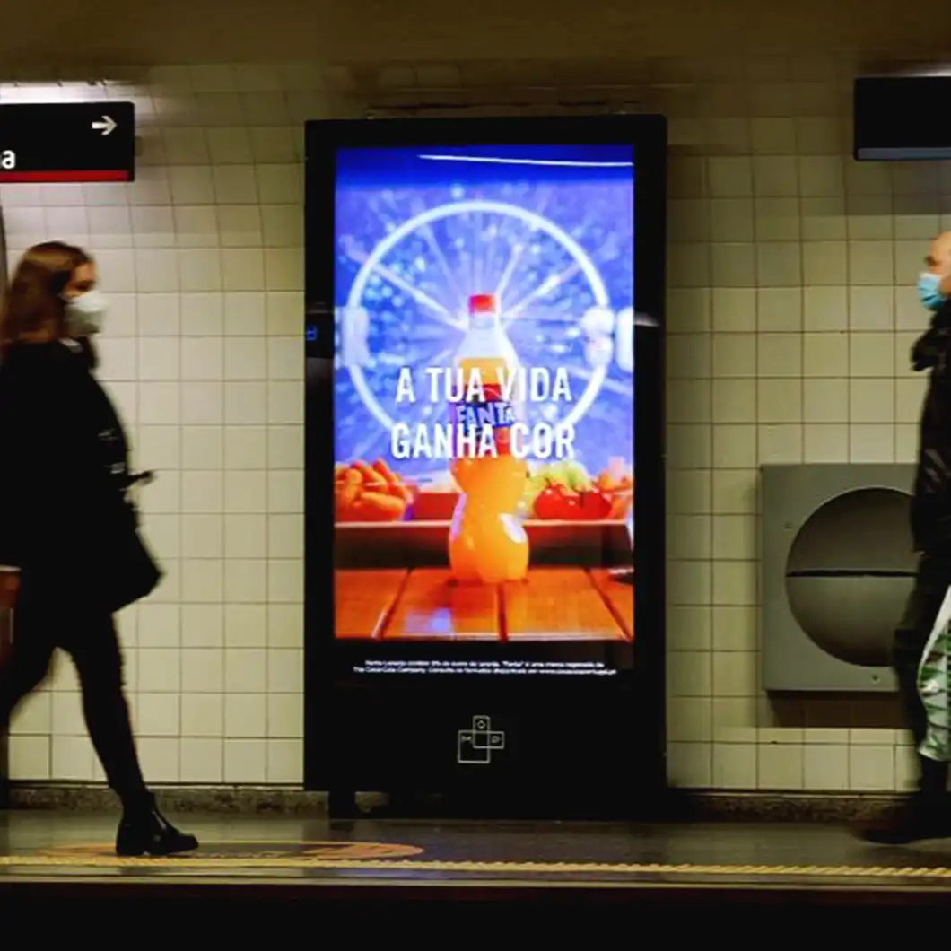 MUPI numérique affichant un contenu médiatique interactif dans une station de métro de Lisbonne.