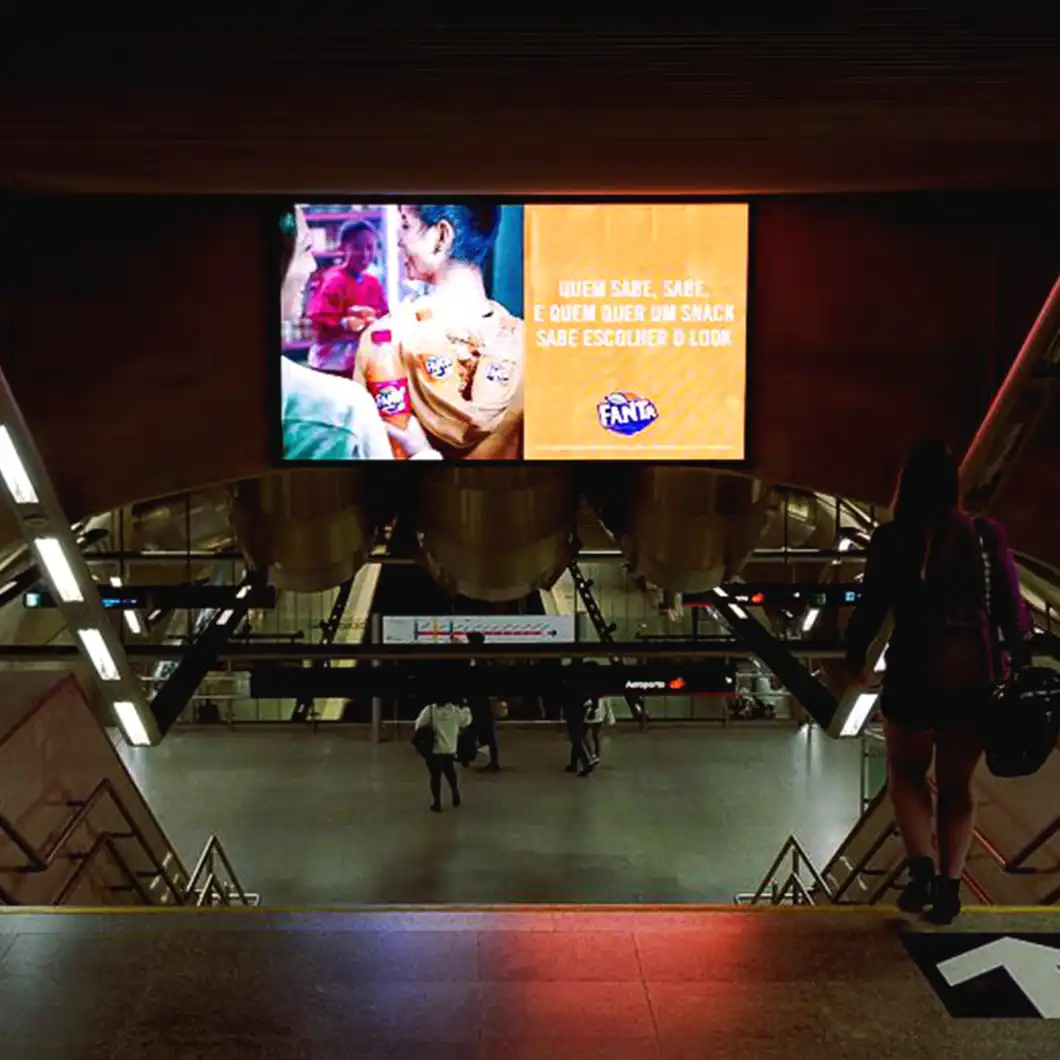 Installation numérique à la station de métro Rossio intégrant la technologie LED de TRISON.