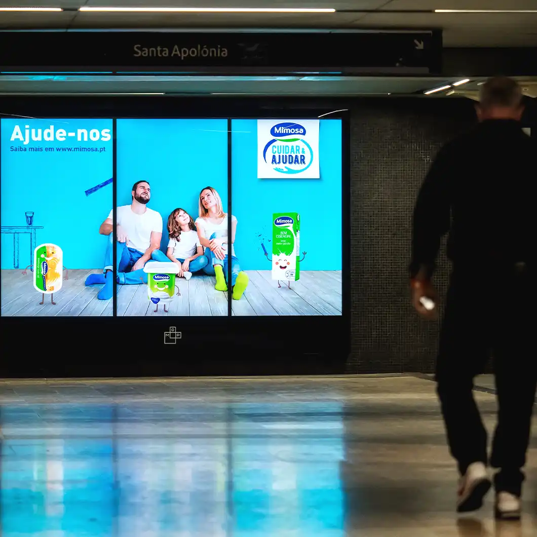 Techniciens alignant des panneaux LED pour le projet de signalisation numérique du métro de Lisbonne.