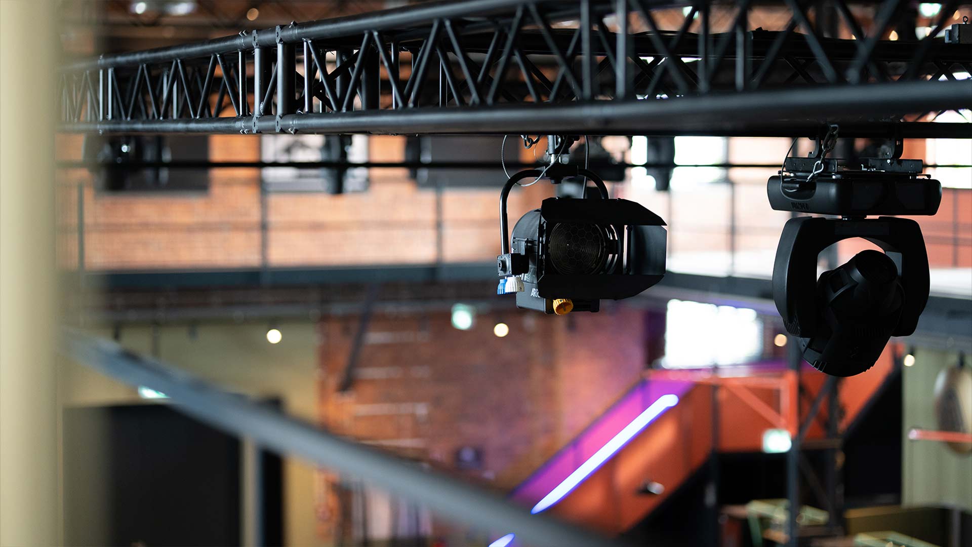 Hardware de automatización de recintos de eventos instalado por TRISON en Motorenfabrik Darmstadt con componentes del sistema de control centralizado