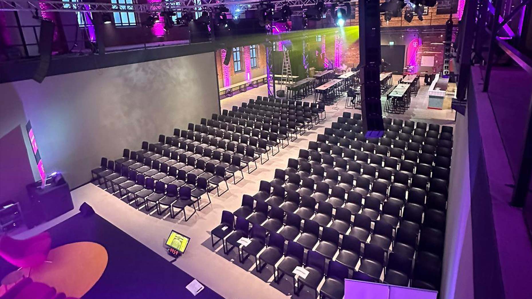 Vista aérea de la automatización de recintos de eventos en Motorenfabrik Darmstadt en funcionamiento con butacas de conferencia e iluminación integrada activa