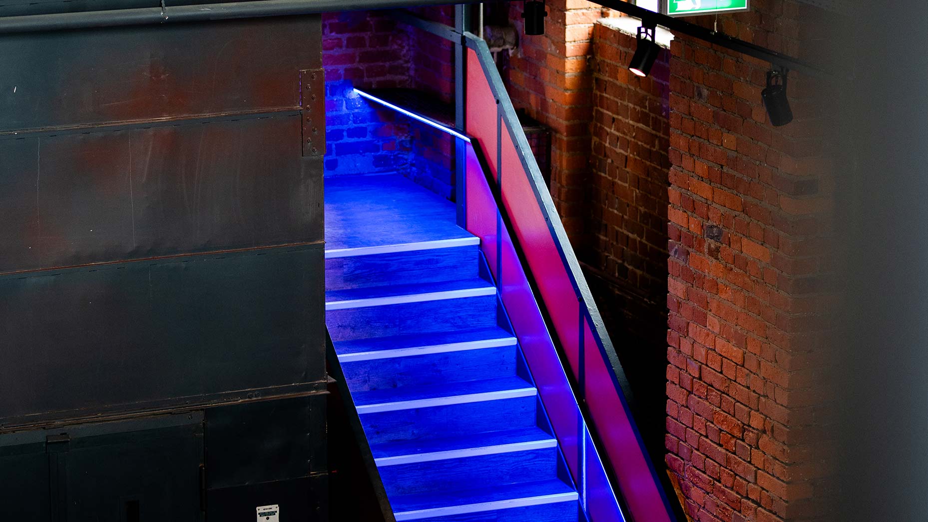 Automatización de recintos de eventos en Motorenfabrik Darmstadt con zonas de iluminación LED programables integradas por el sistema de control de TRISON
