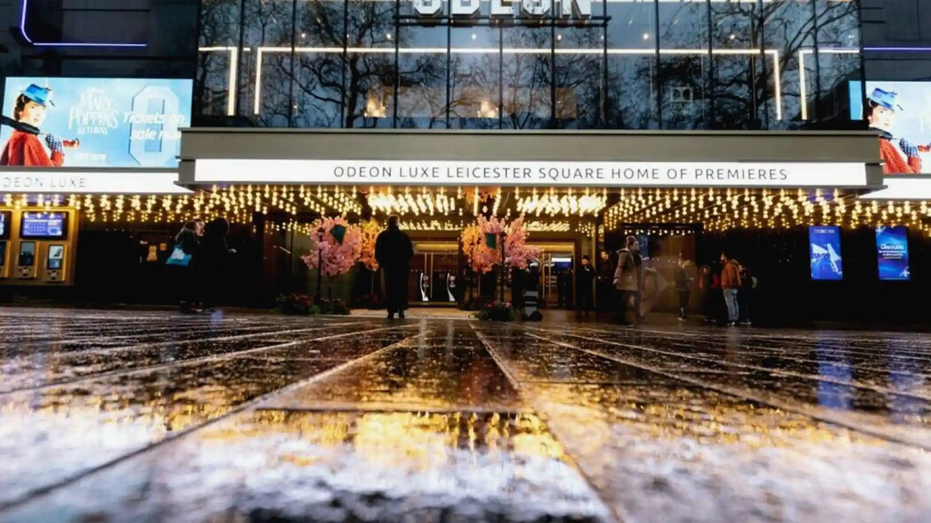 Installation von LED-Panels an der historischen Fassade des ODEON Leicester Square während der Renovierung.