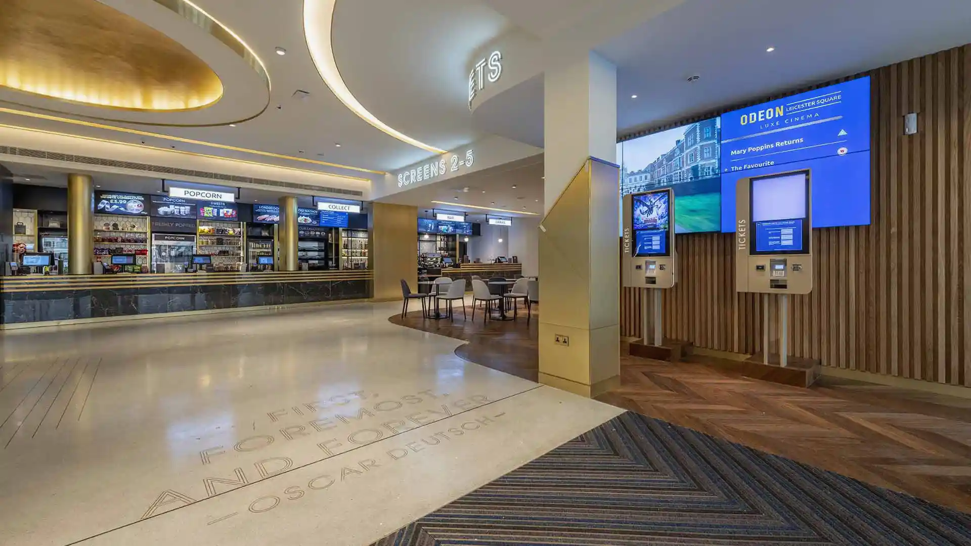 Die digitale Installation Heritage Wall zeigt historische Inhalte von ODEON.