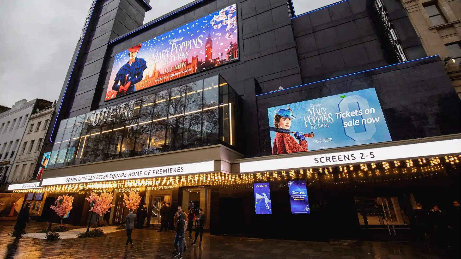 Außenansicht des ODEON Leicester Square mit der neuen großformatigen digitalen LED-Fassade von TRISON.