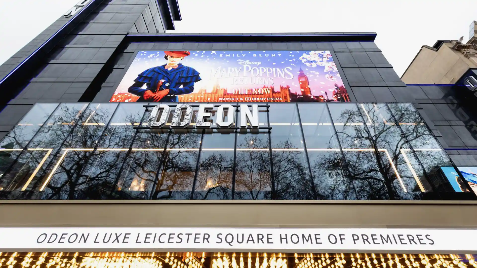 Nachtansicht des beleuchteten 107 m² großen LED-Bildschirms im ODEON Leicester Square.