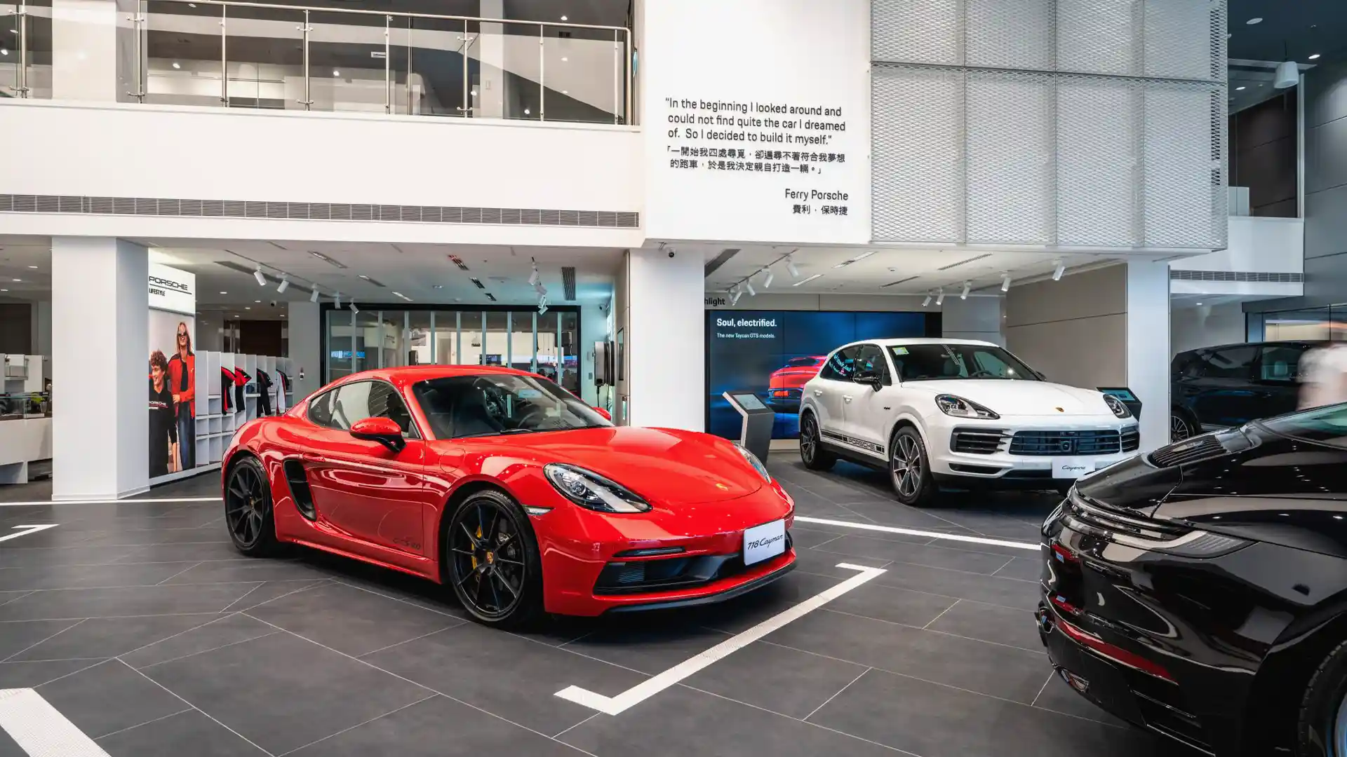 Cliente interactuando con un Tótem Digital Porsche durante la exploración del vehículo.