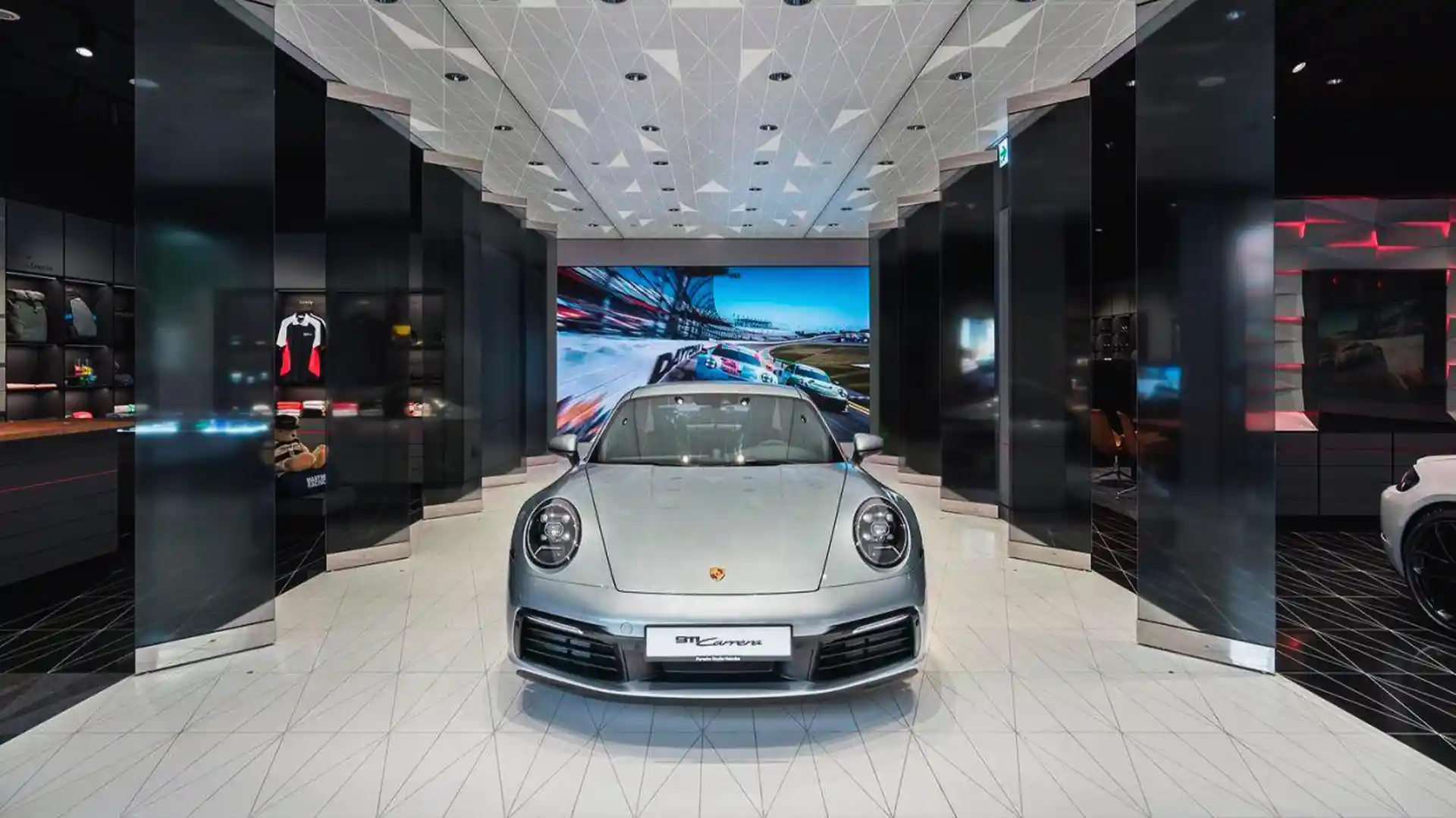 Muro LED que muestra contenidos visuales de la marca Porsche en el interior del concesionario.