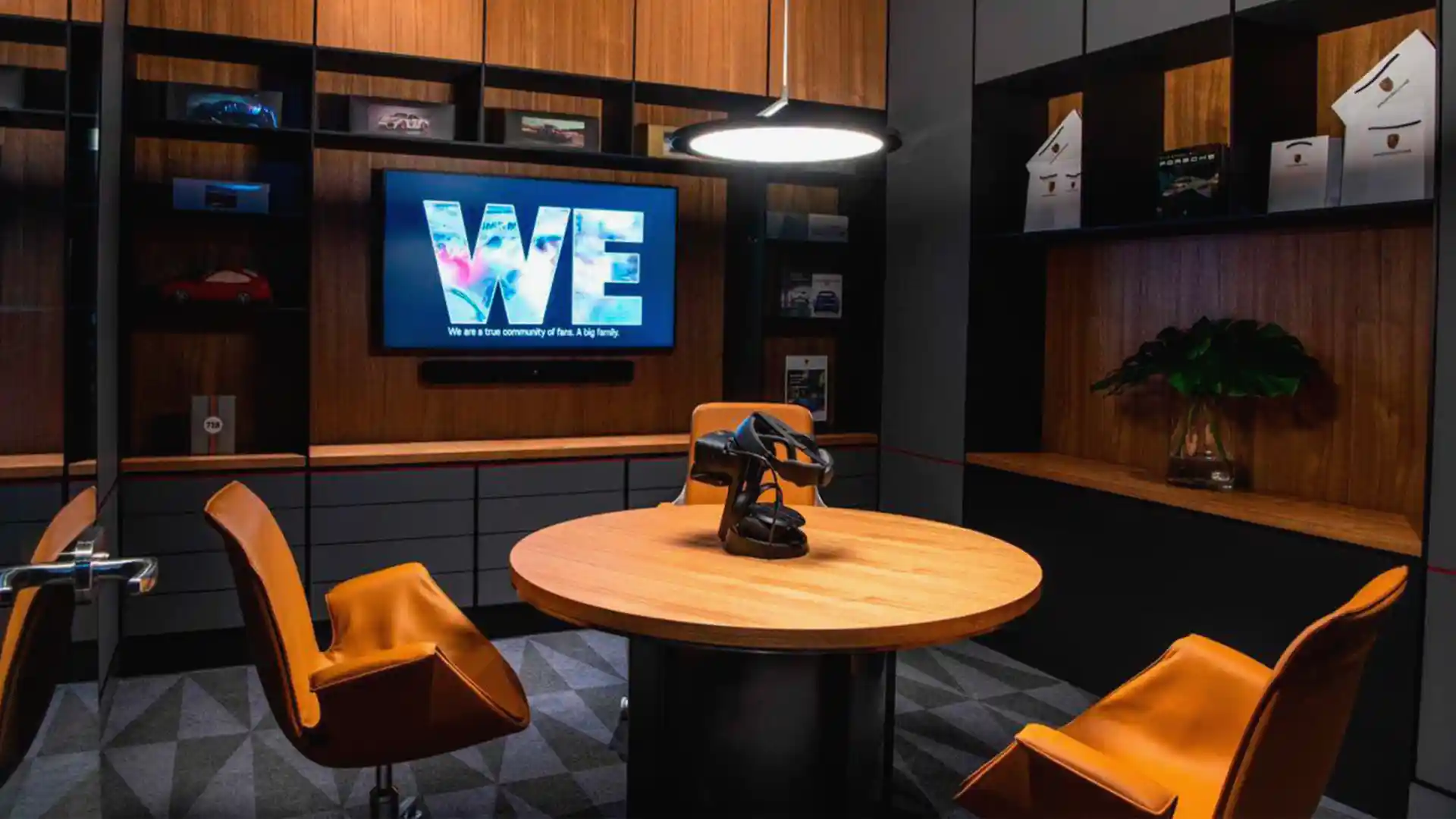 Cliente usando un configurador de Realidad Virtual para personalizar un modelo Porsche.