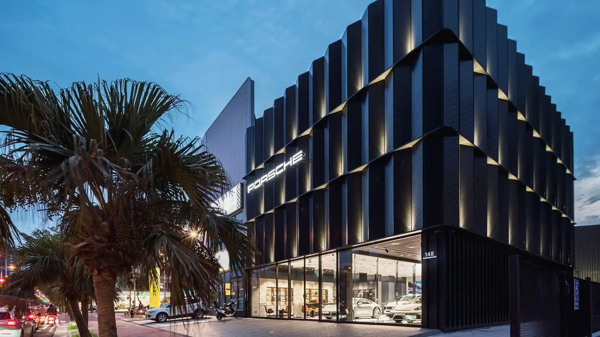 Espacio de entrega personalizada de Porsche equipado con pantallas digitales e iluminación diseñada para reforzar la experiencia del cliente.