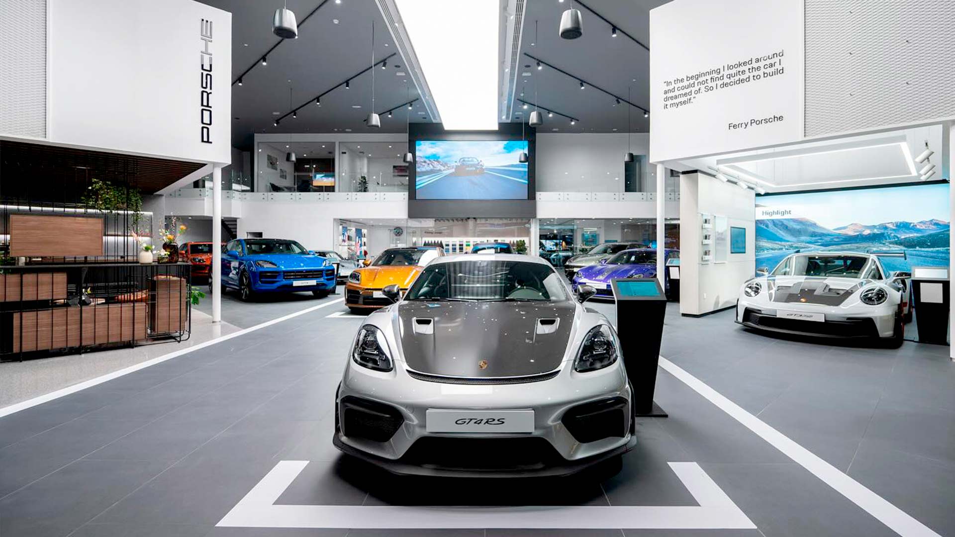 Espace de réunion et de livraison de véhicule dans une concession Porsche avec systèmes audiovisuels intégrés par TRISON