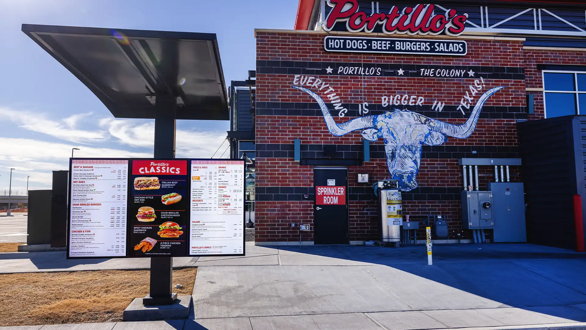 Vista interna di un ristorante Portillo's con i display digitali dinamici per menu di TRISON North America.