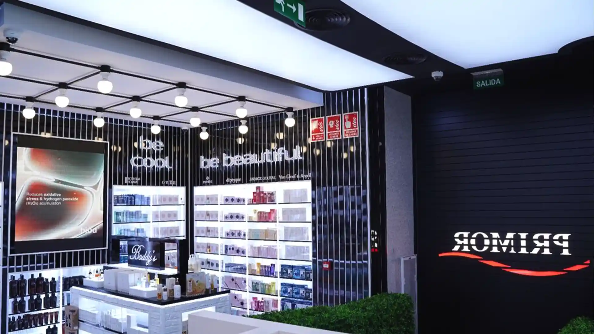 Vue de l'intérieur de Primor Madrid montrant les éléments numériques guidant le parcours du client.