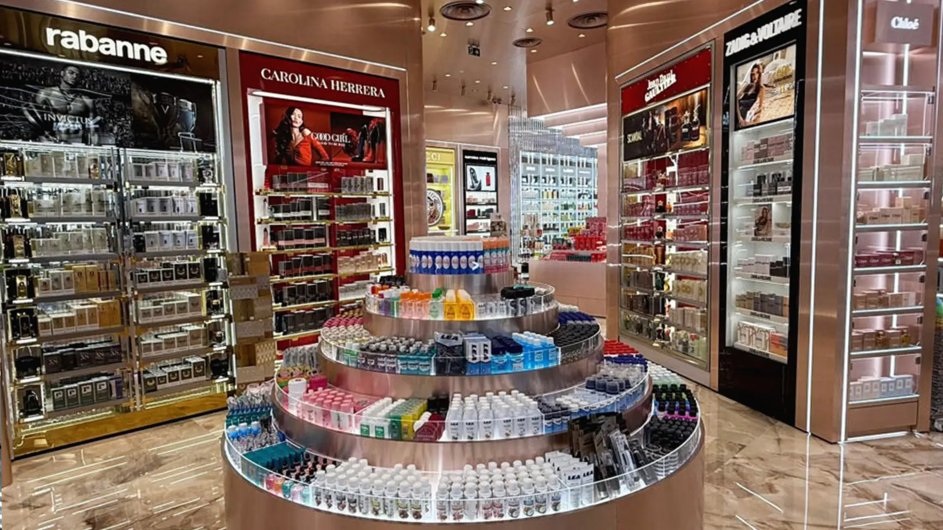 Zone audiovisuelle immersive à l'intérieur du magasin phare de Primor, améliorant l'expérience d'achat de produits de beauté.