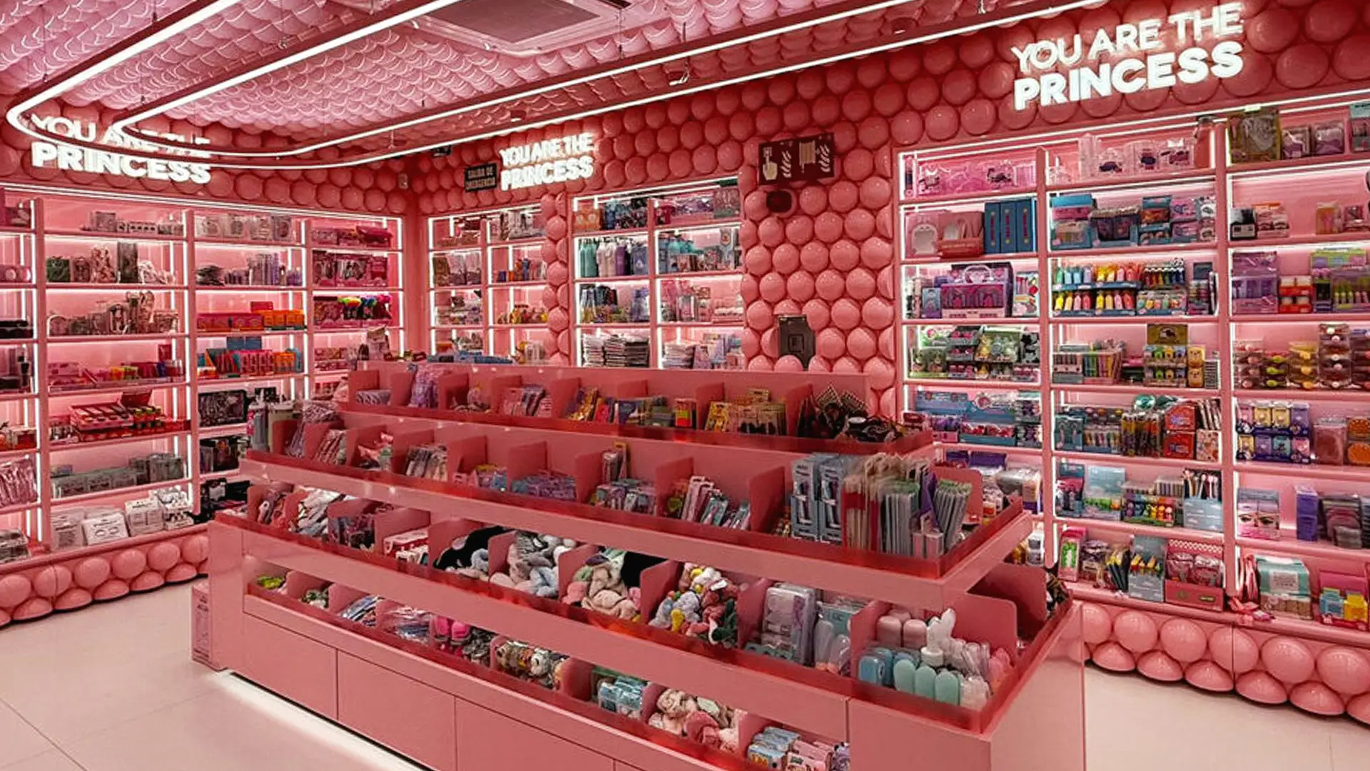 Intérieur avec écrans numériques mettant en valeur les promotions et les zones de produits.