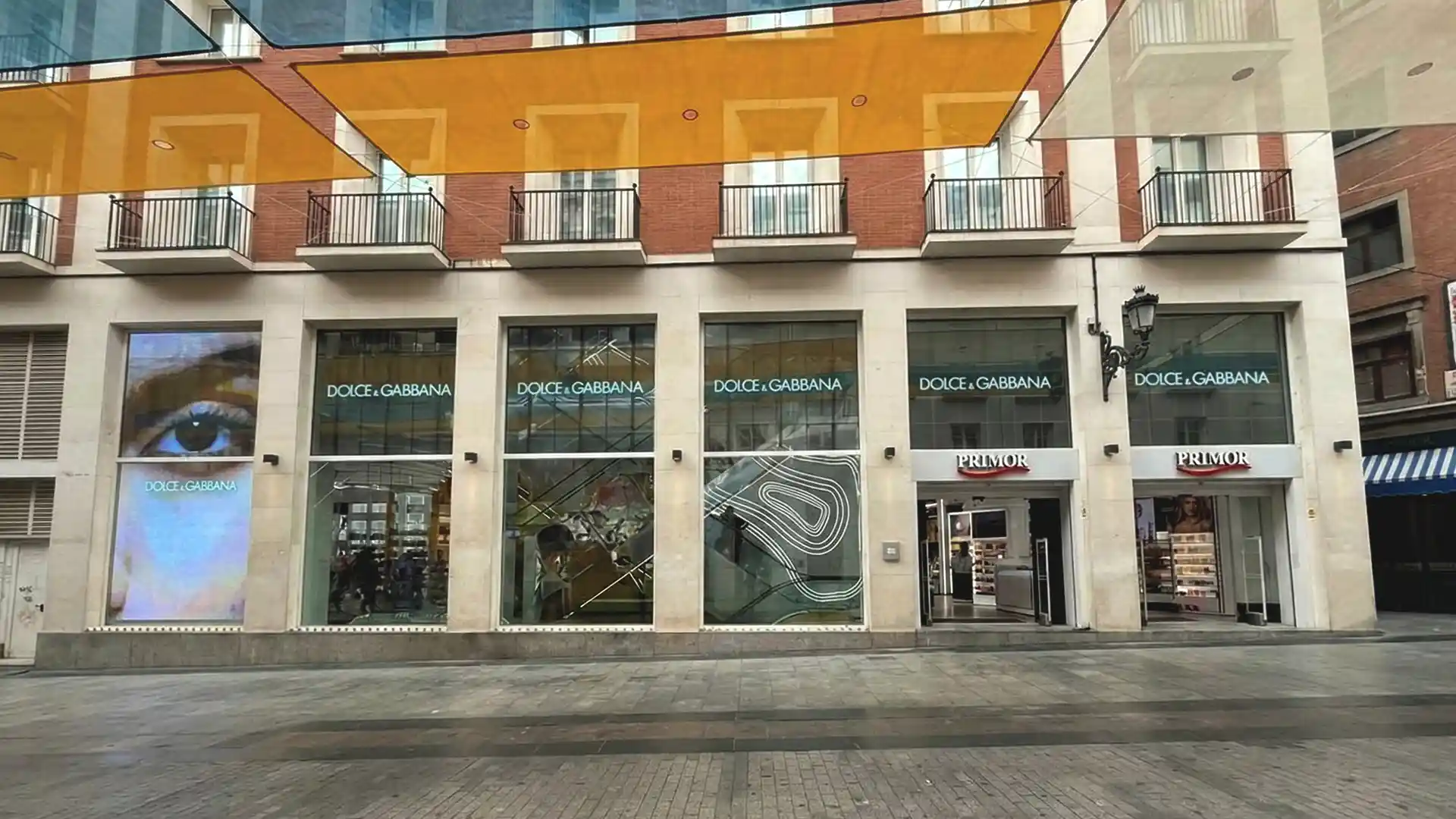 Écrans numériques affichant un contenu promotionnel en temps réel dans le magasin phare de Primor.