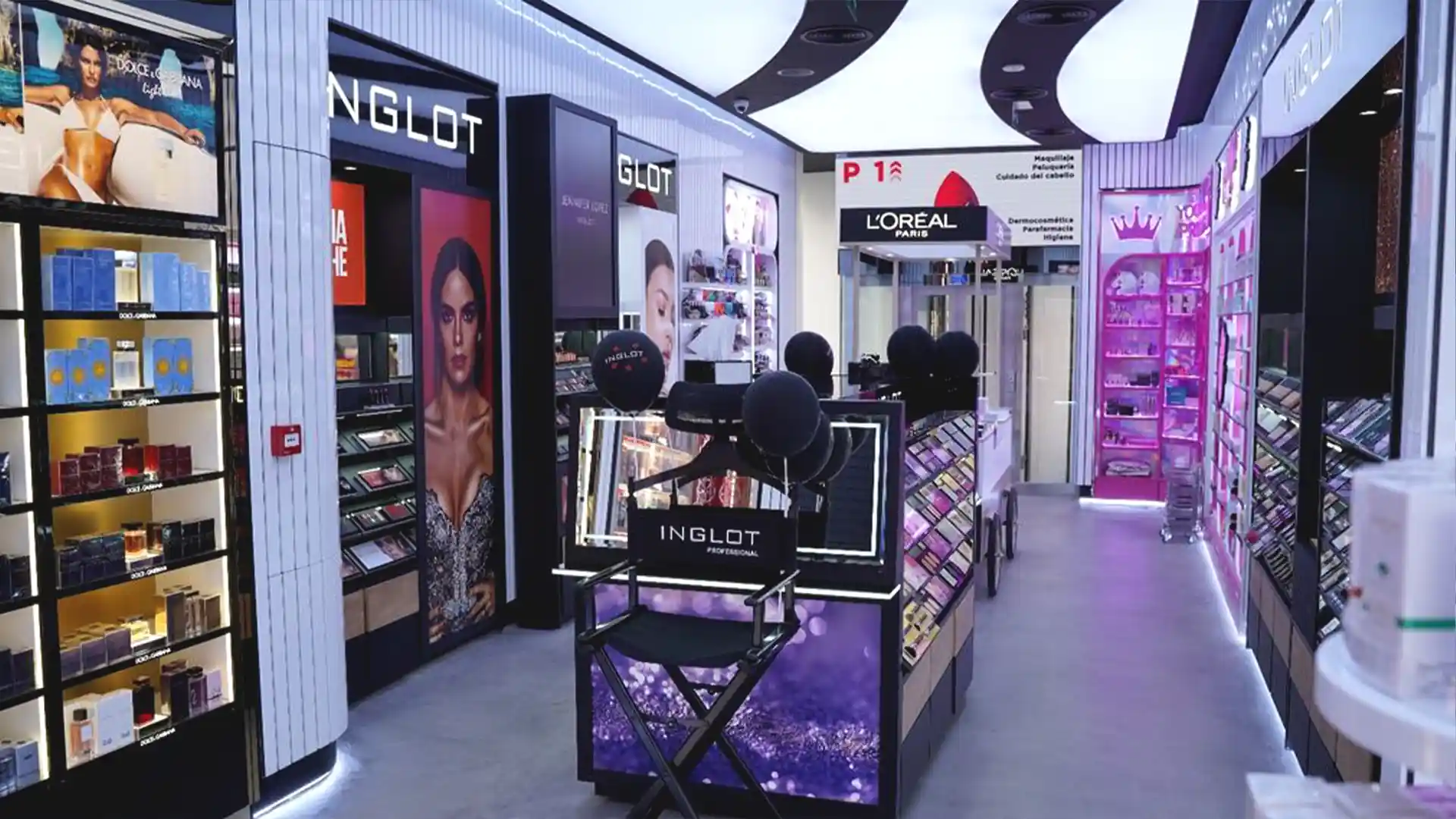 L'affichage numérique guide les clients à travers les catégories de produits à l'intérieur du magasin.