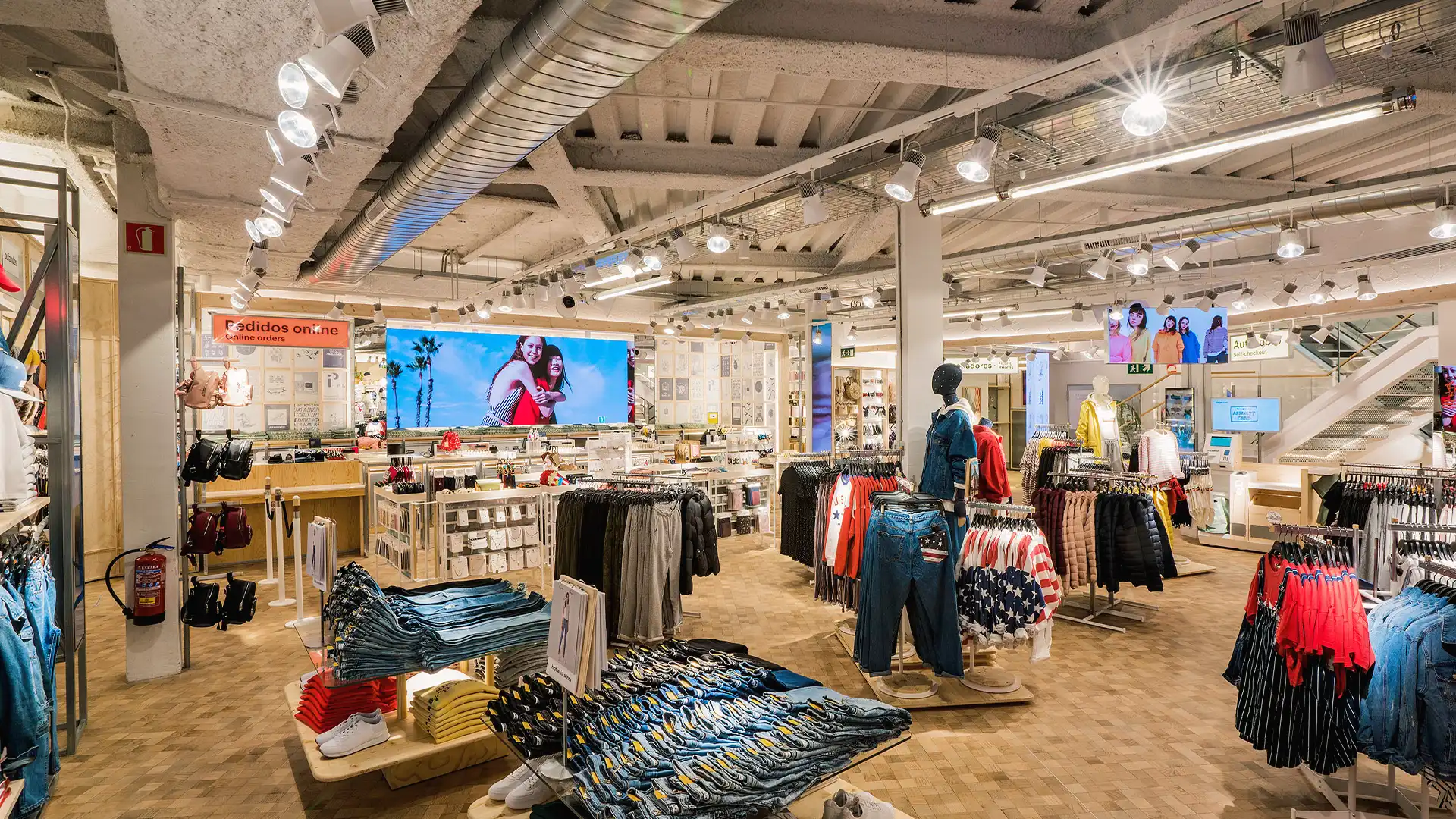 Integrated sound and screen system inside the Pull&Bear flagship.
