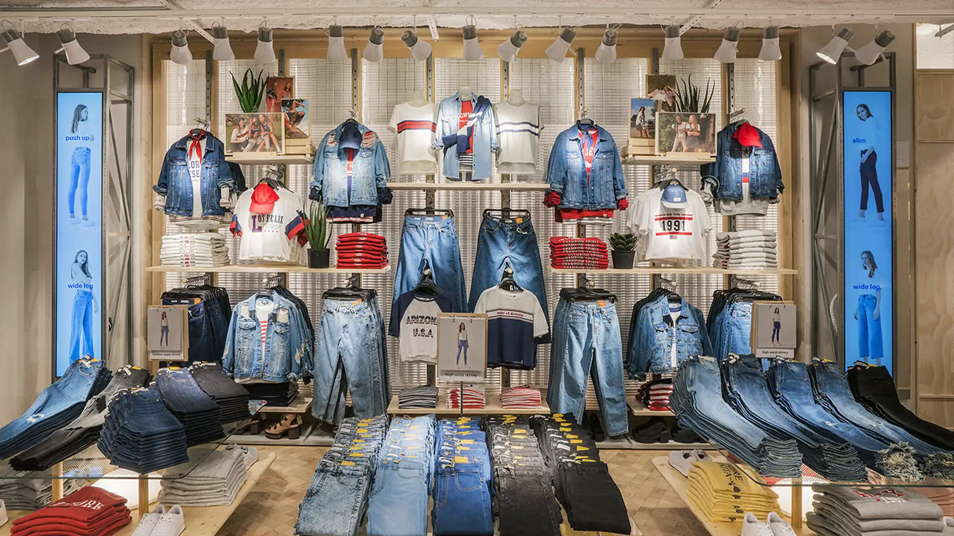 Interior retail space of Pull&Bear Madrid before digital transformation.