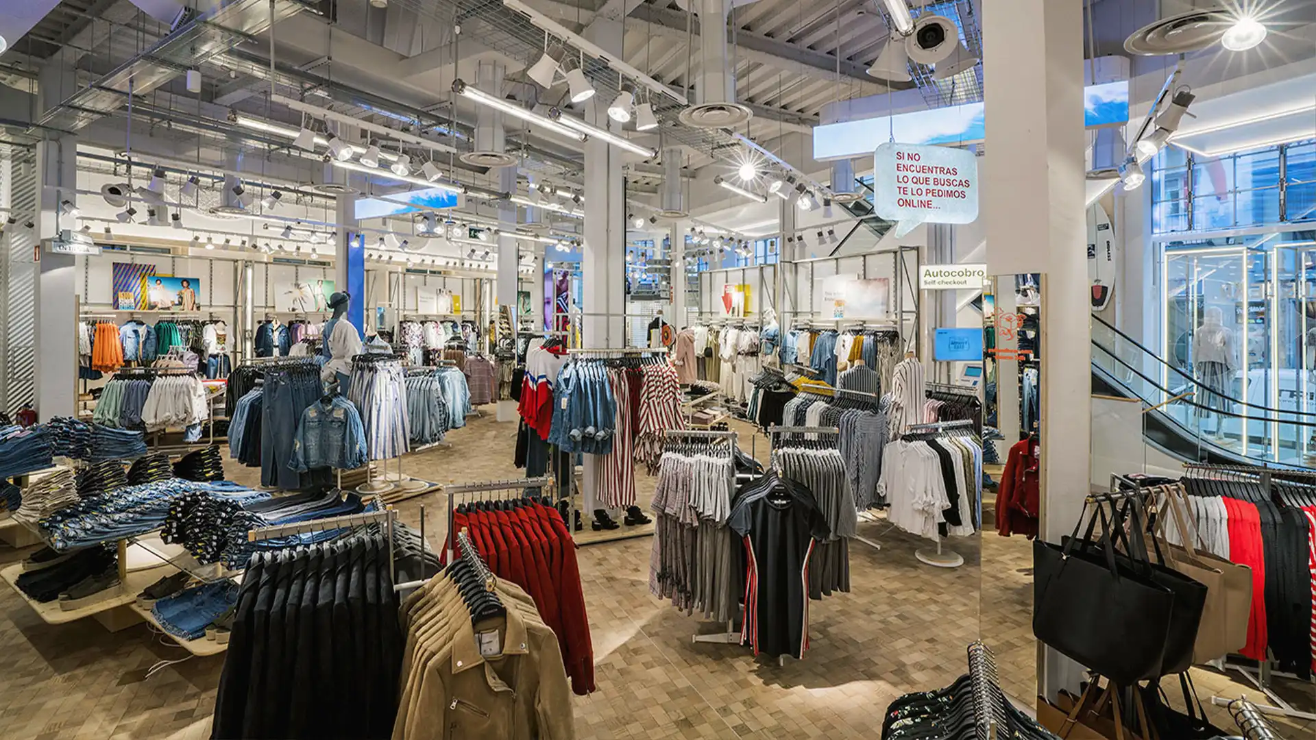 LED and LCD digital signage integrated into Pull&Bear’s interior architecture.