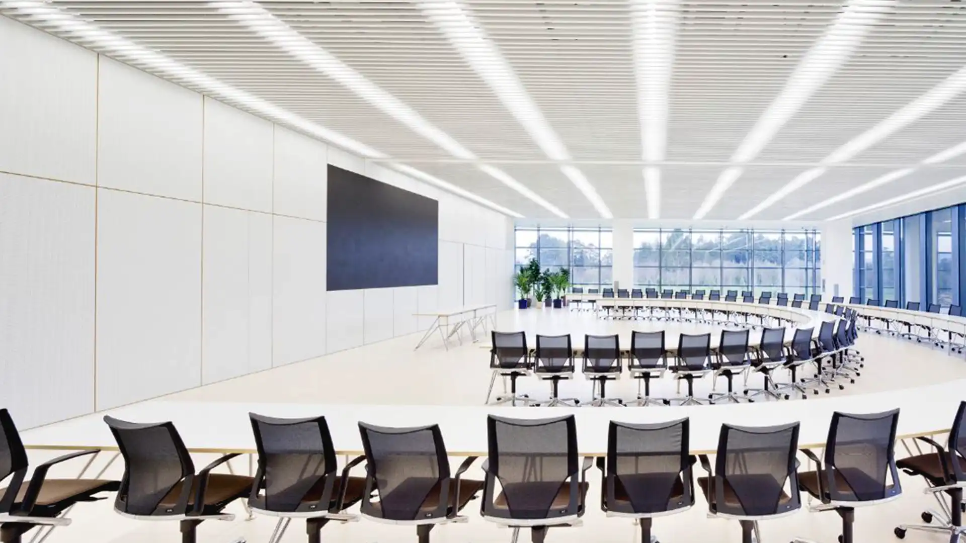 Intérieur du siège de Pull&Bear avec écrans LED et systèmes d'automatisation intelligents améliorant la collaboration et le confort.