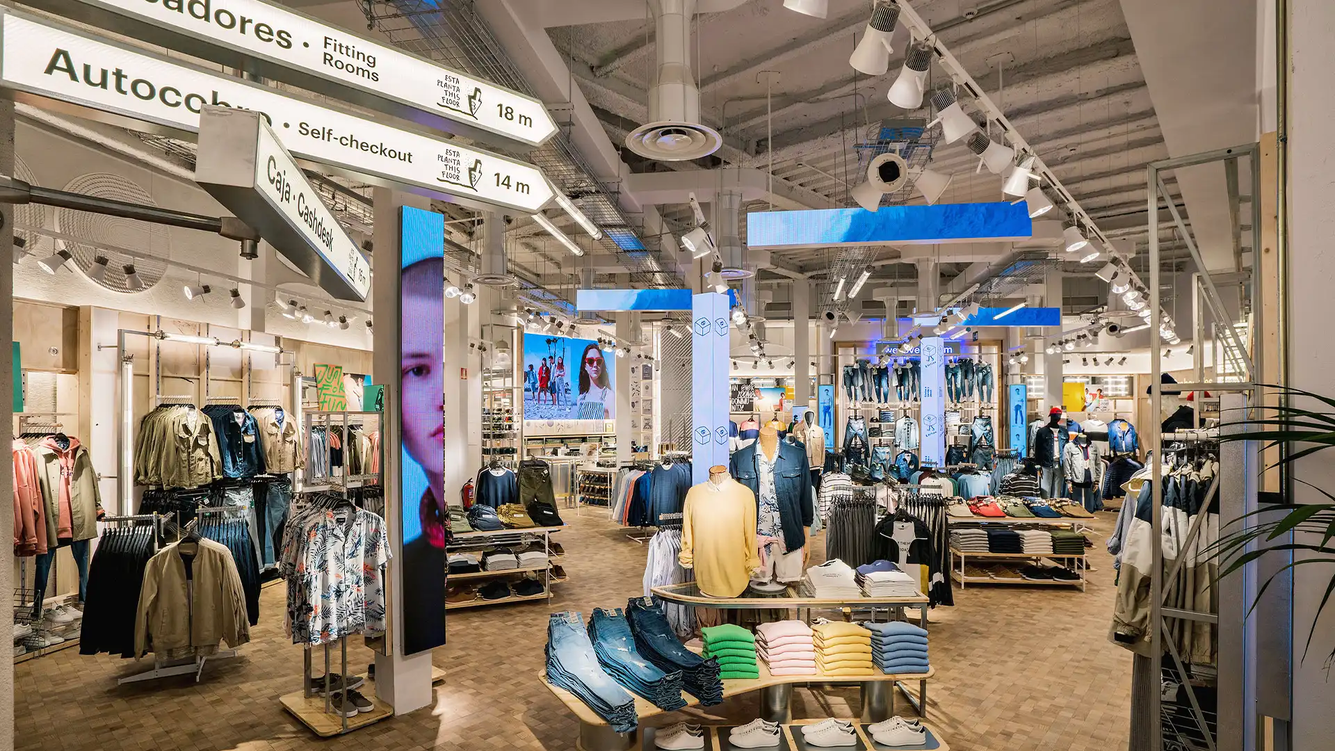 Self-checkout and digital pickup systems in Pull&Bear Madrid.