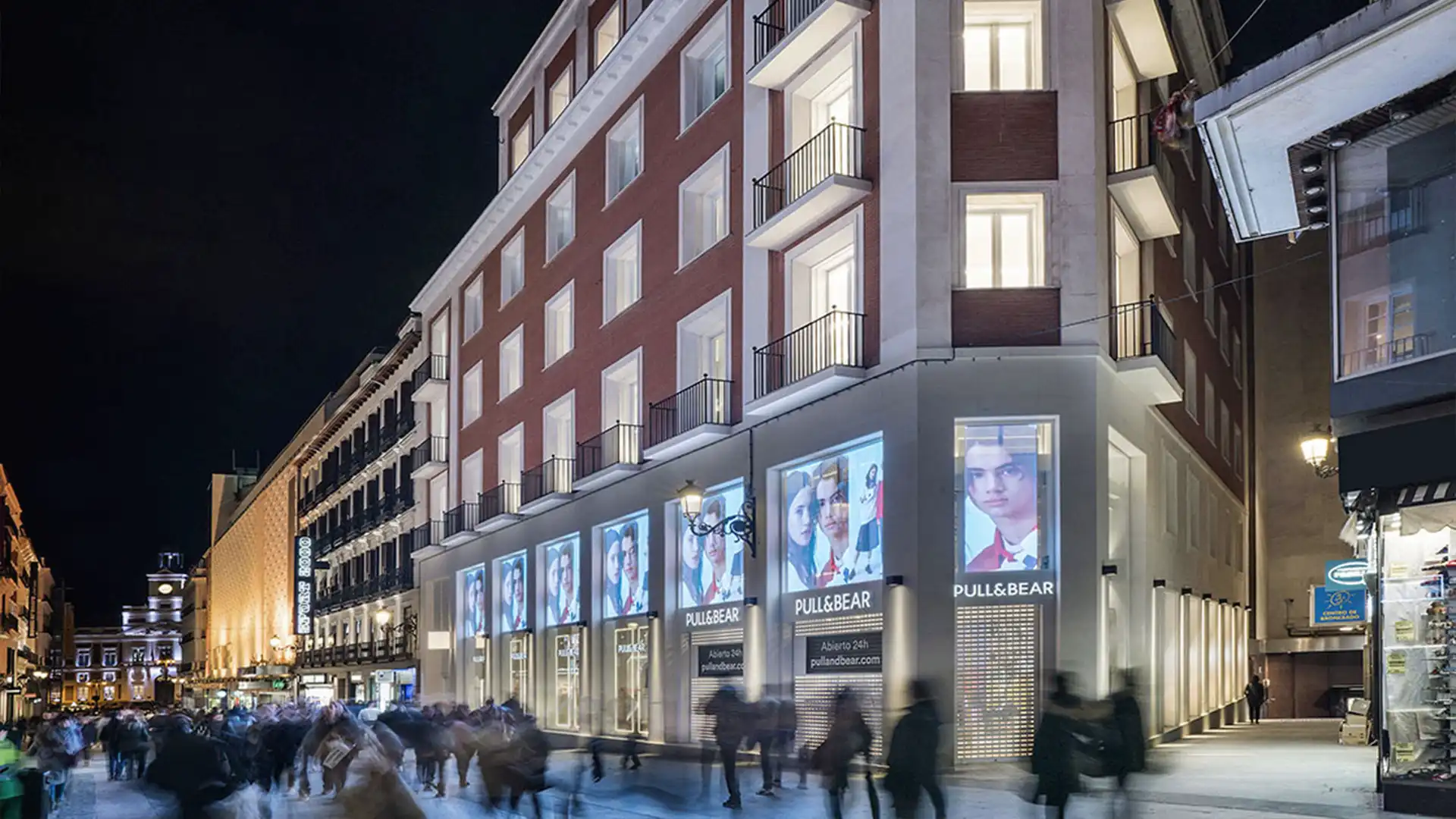 Large 4K transparent LED façade at Pull&Bear’s Madrid flagship.